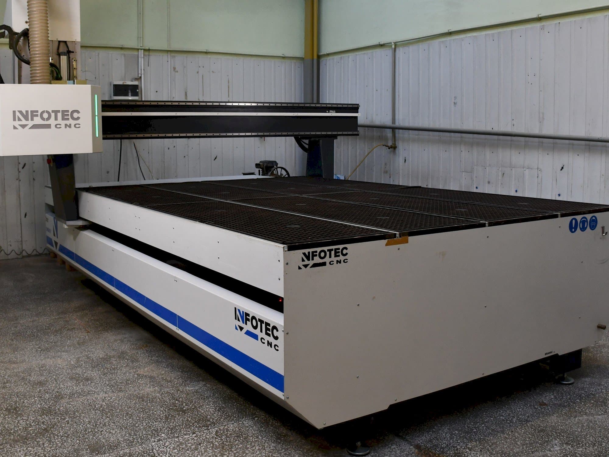 Frontansicht der INFOTEC 3121 E  Maschine