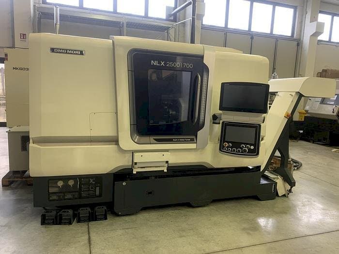 Frontansicht der DMG MORI NLX 2500SY Maschine