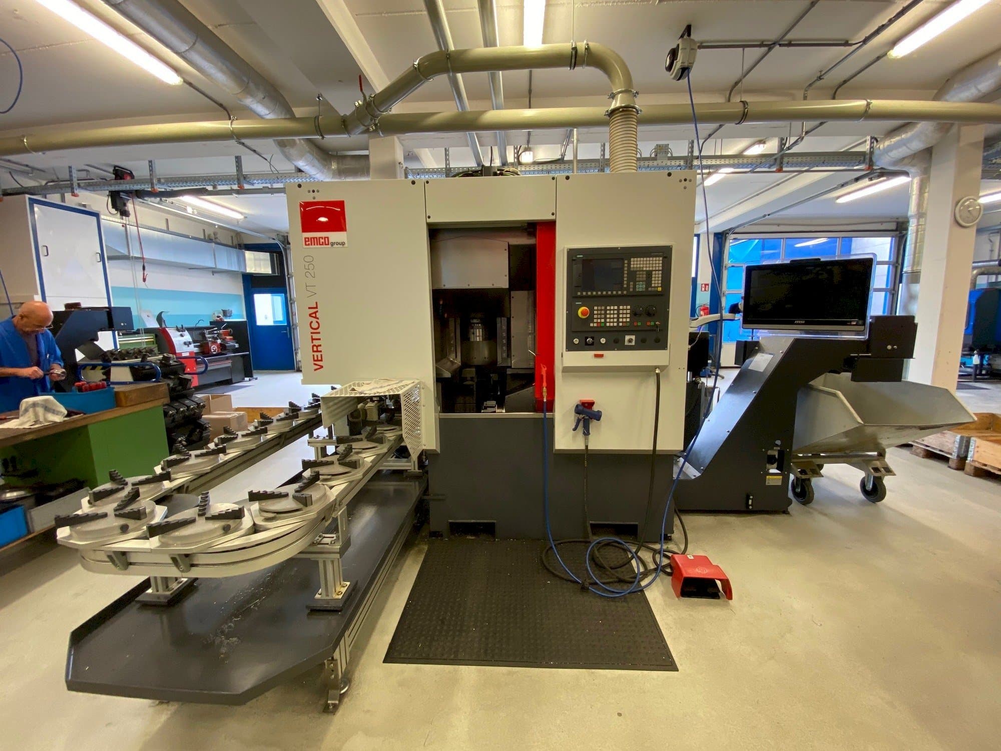 Frontansicht der EMCO VT250  Maschine