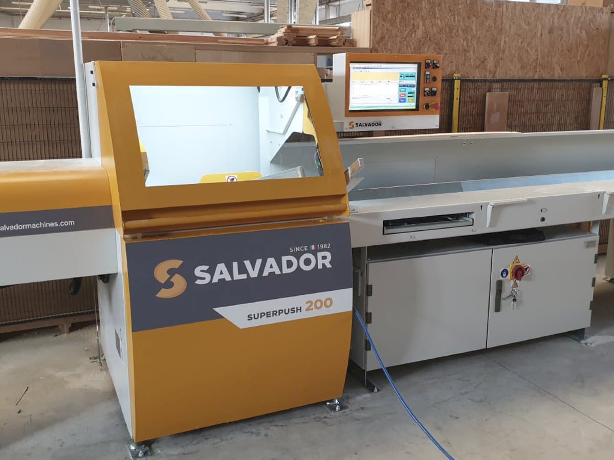 Frontansicht der SALVADOR Superpush 200  Maschine