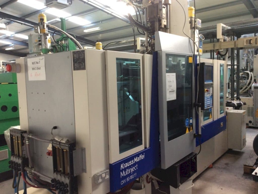 Frontansicht der Krauss Maffei Multinject 80-180-55 CX V  Maschine