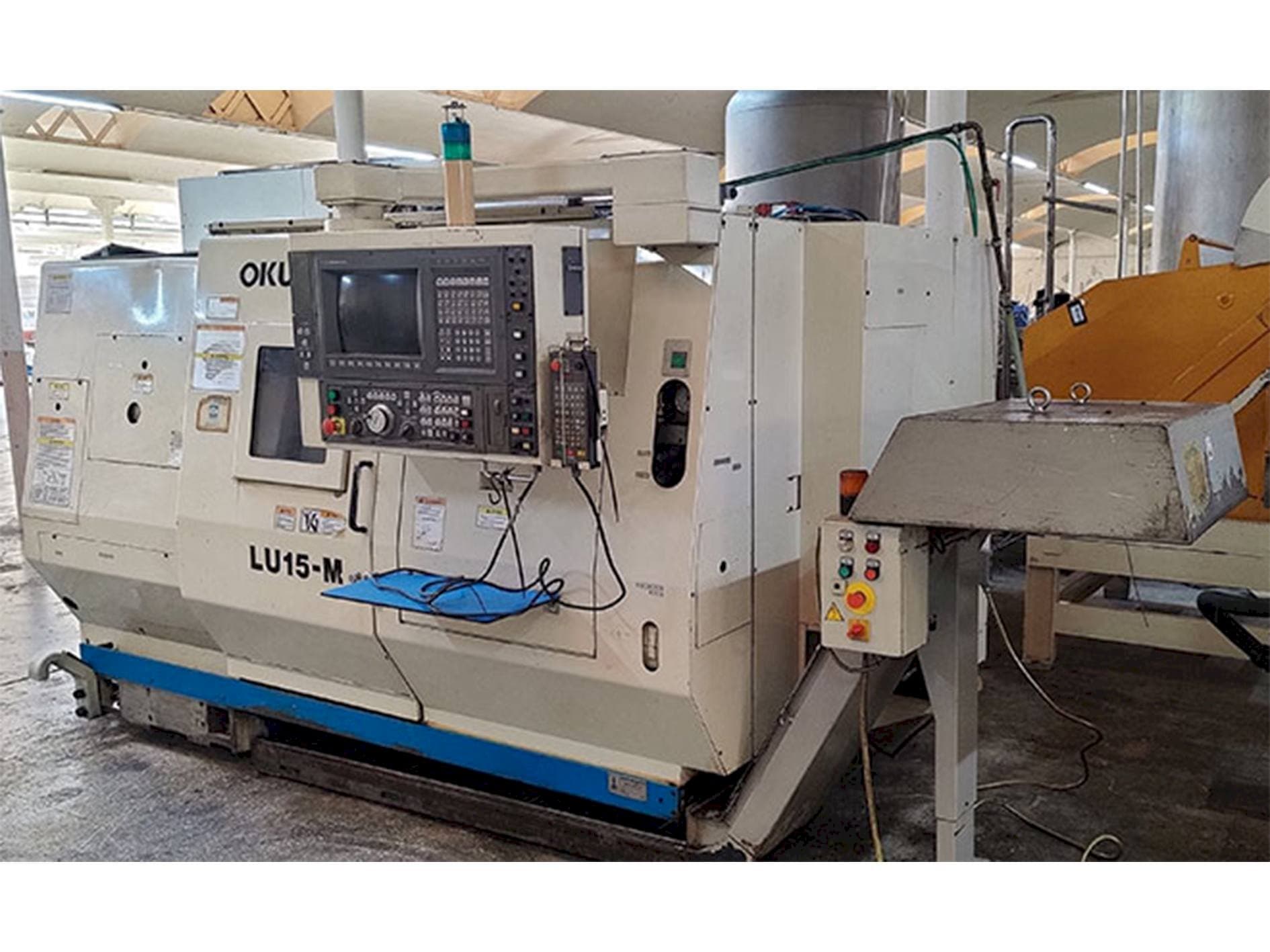 Frontansicht der Okuma LU-15M  Maschine