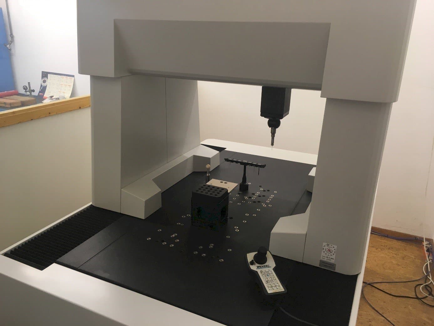 Frontansicht der EROWA PreSet Qi  Maschine