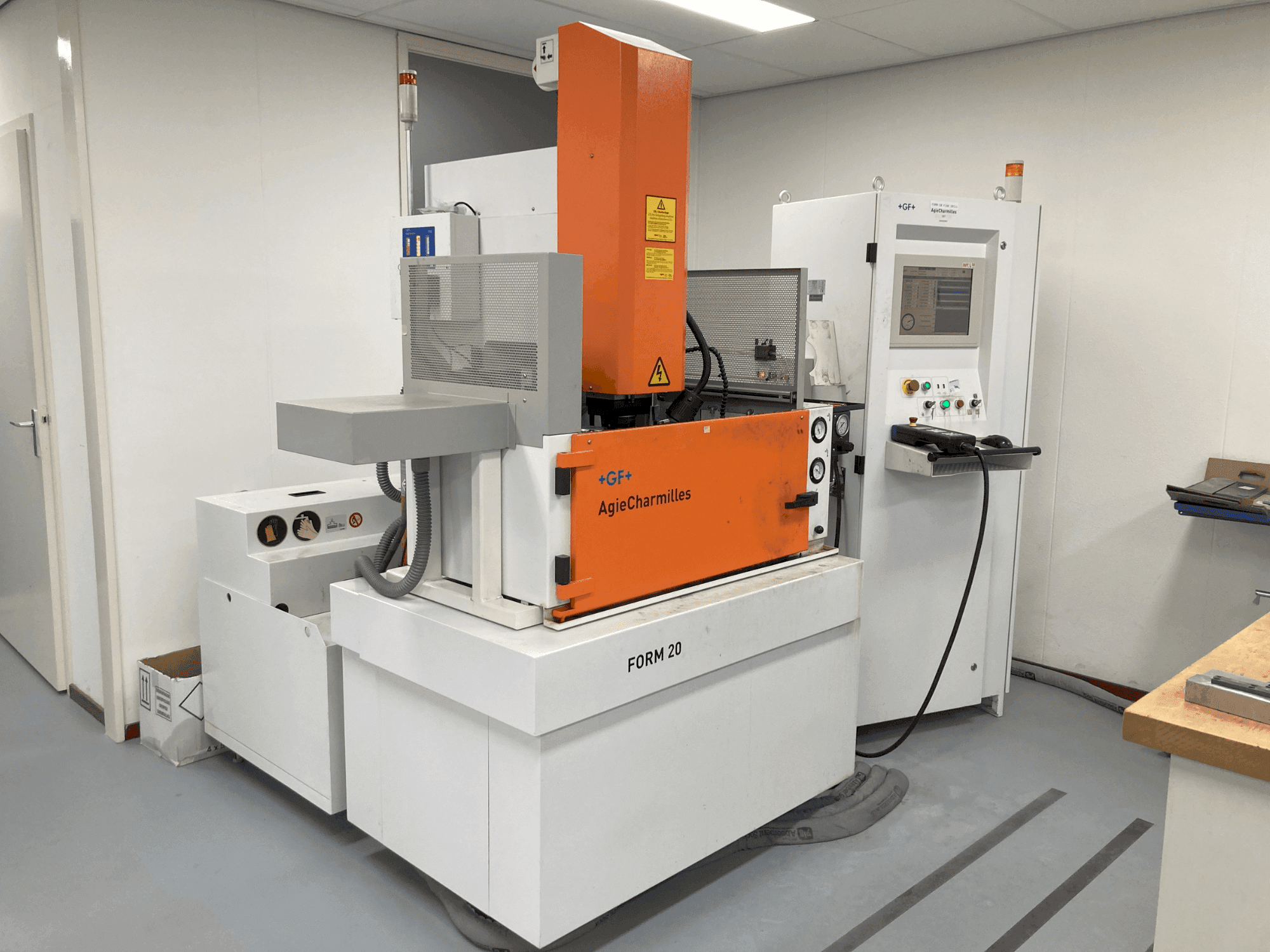 Frontansicht der AgieCharmilles CABINET FORM20  Maschine