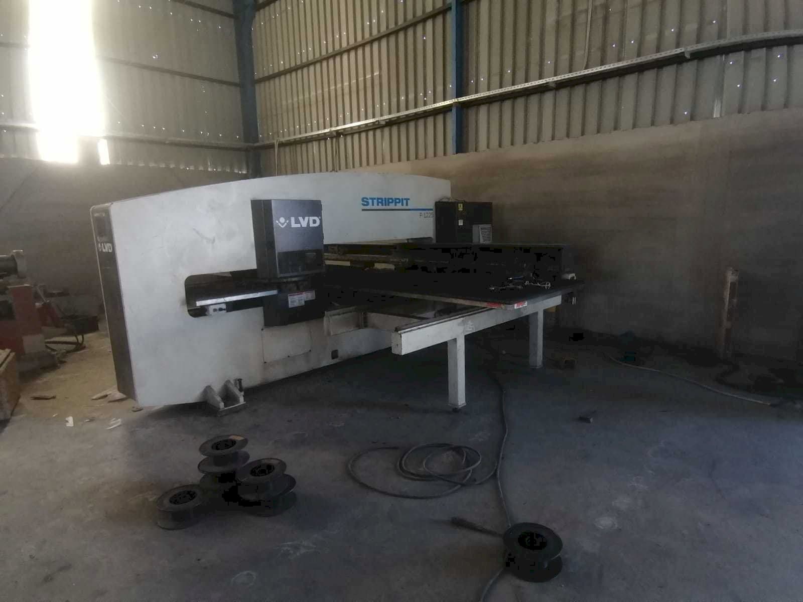 Frontansicht der LVD P-1225  Maschine