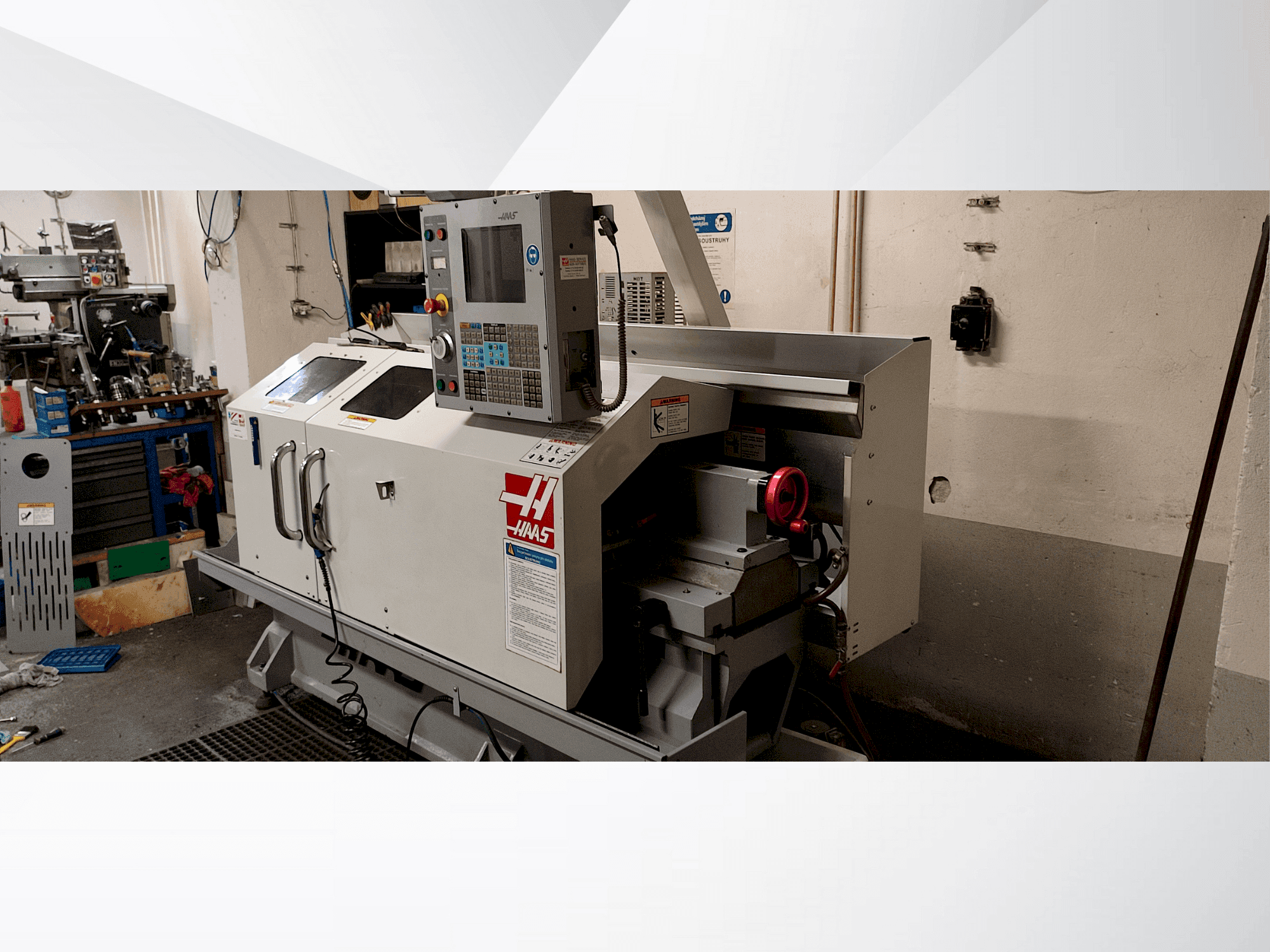 Frontansicht der HAAS TL-2HE  Maschine