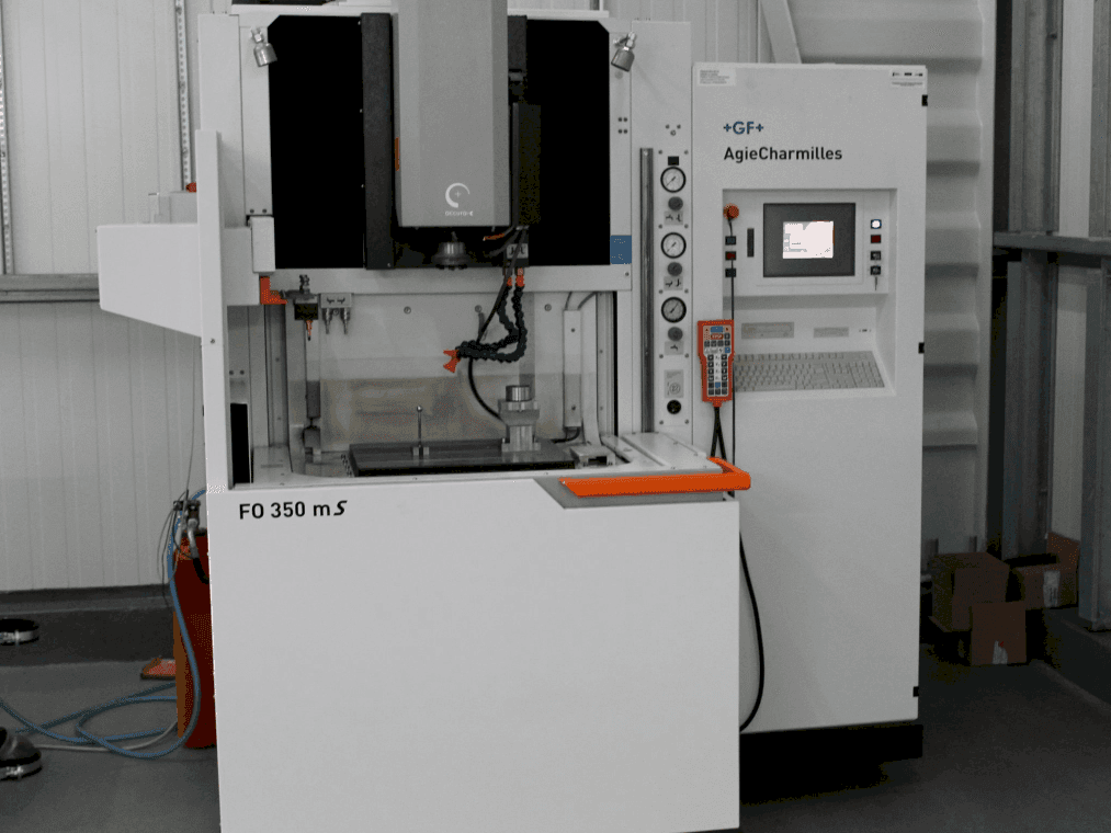 Frontansicht der AgieCharmilles FO350MS  Maschine