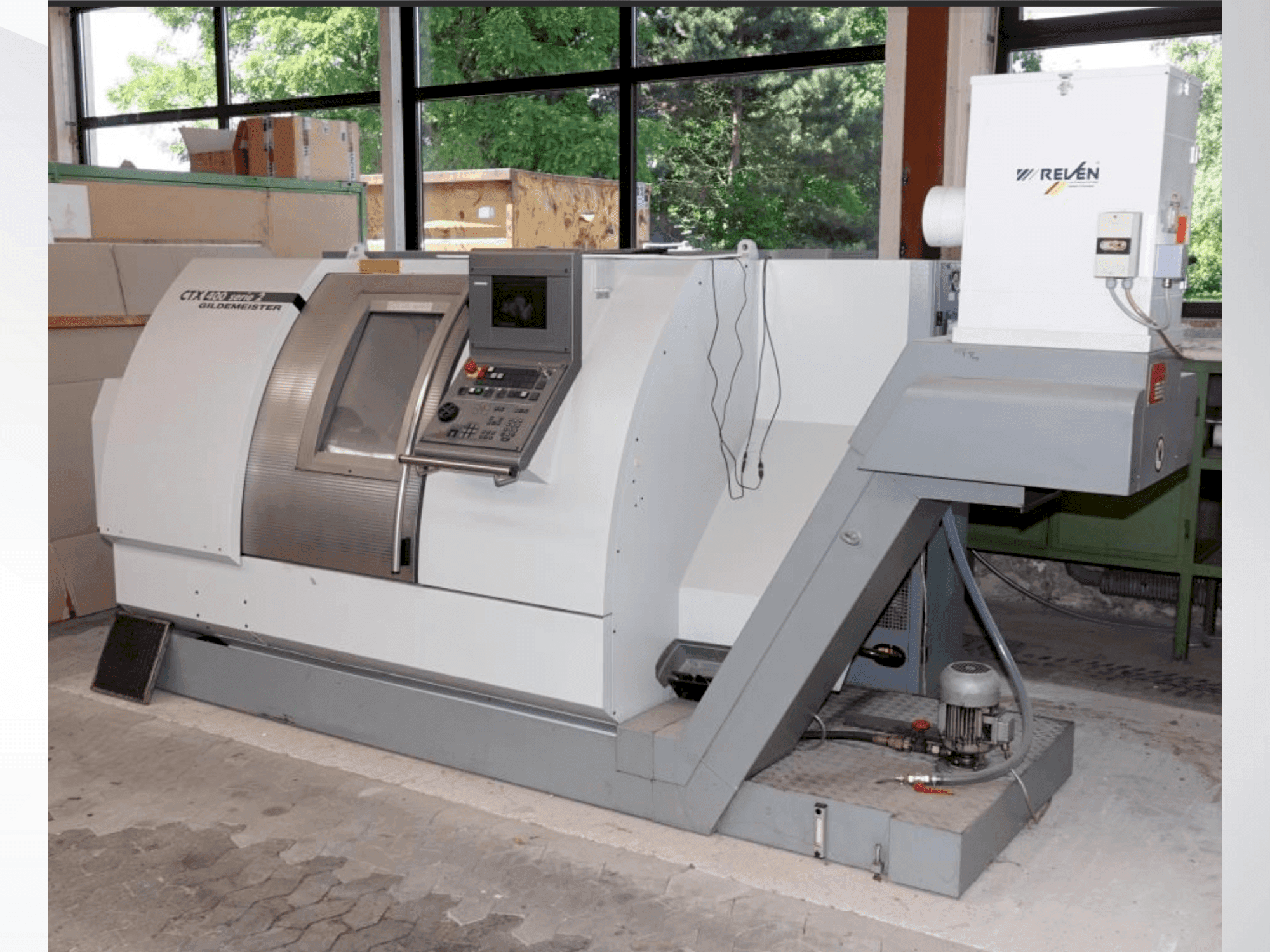 Frontansicht der Gildemeister CTX-400 S2  Maschine