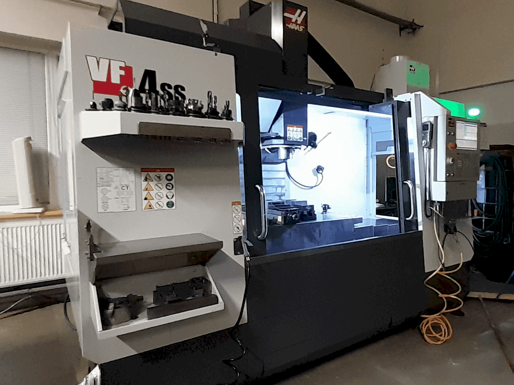 Frontansicht der HAAS VF4-SS  Maschine