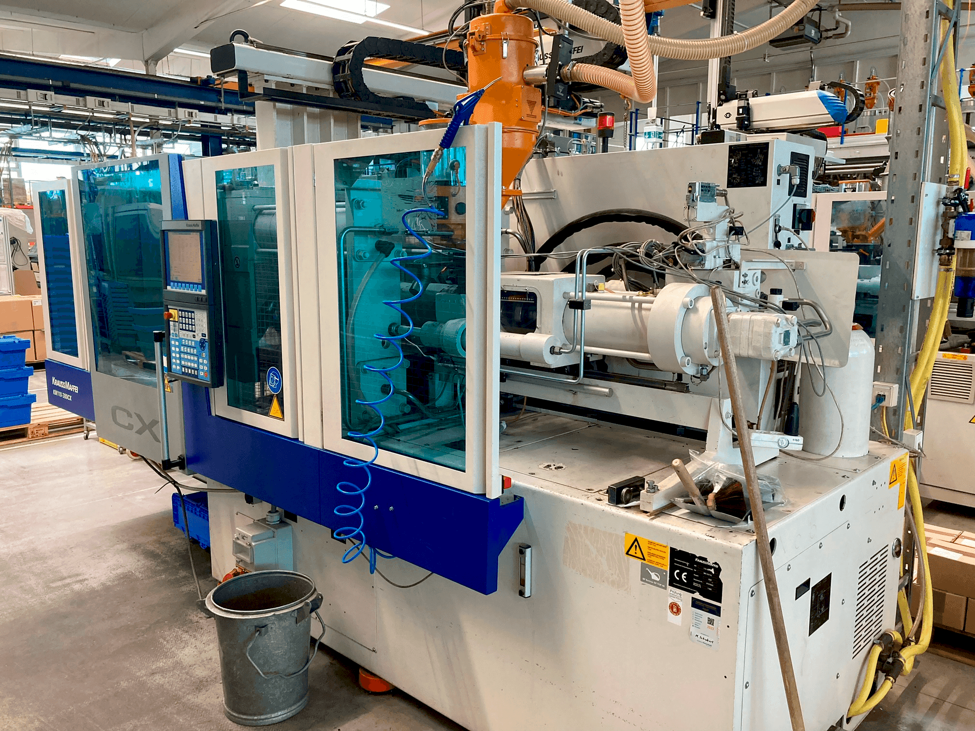 Frontansicht der Krauss Maffei 110–380 CX  Maschine