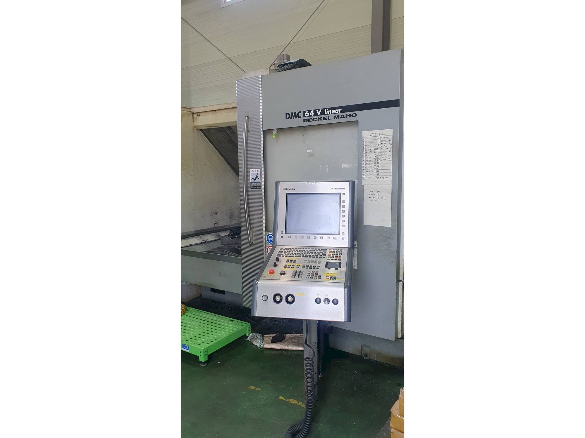 Frontansicht der DECKEL MAHO DMC 64 V Maschine