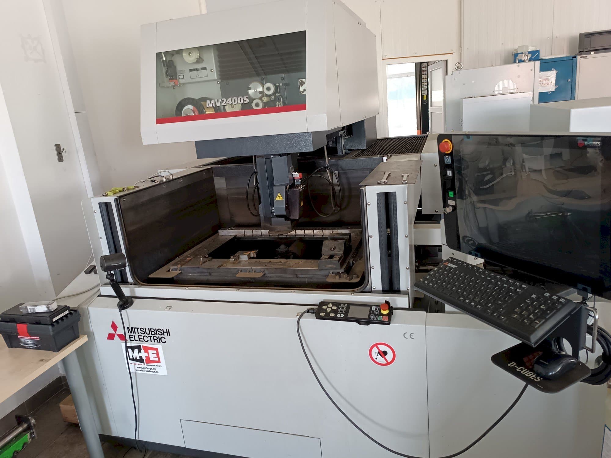 Frontansicht der Mitsubishi MV2400S  Maschine