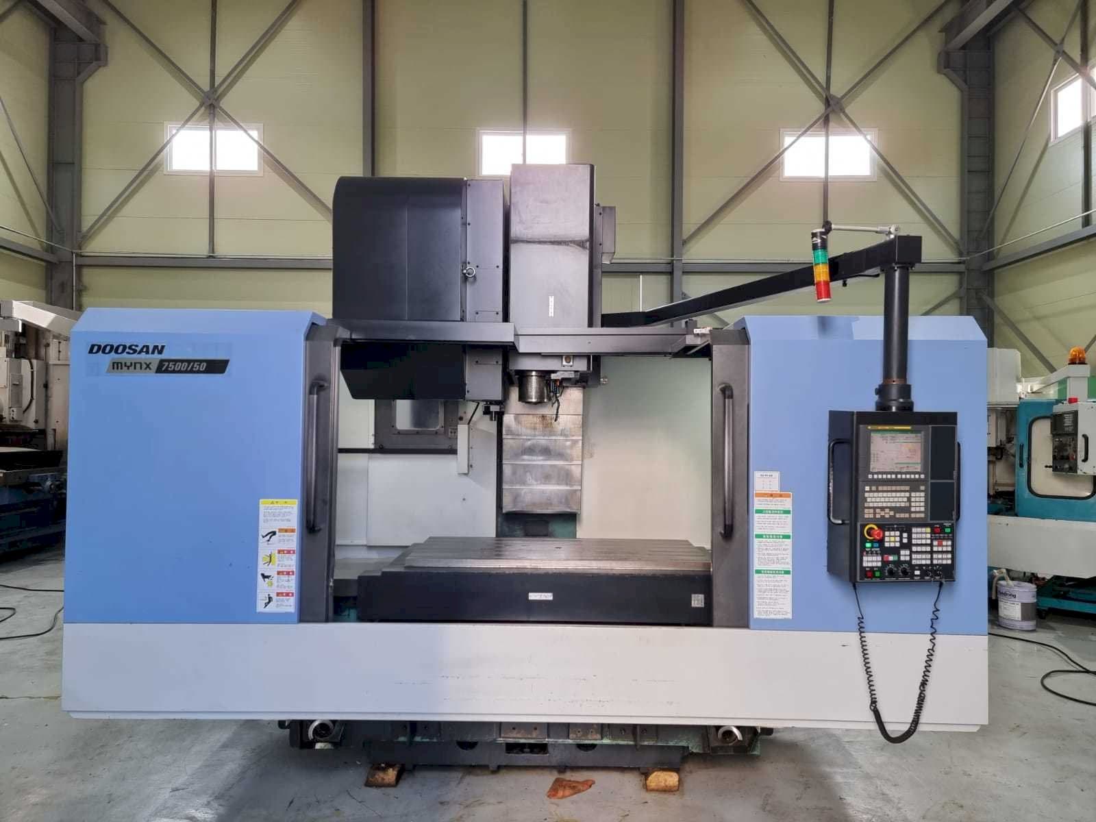 Frontansicht der Doosan Mynx 7500/50  Maschine
