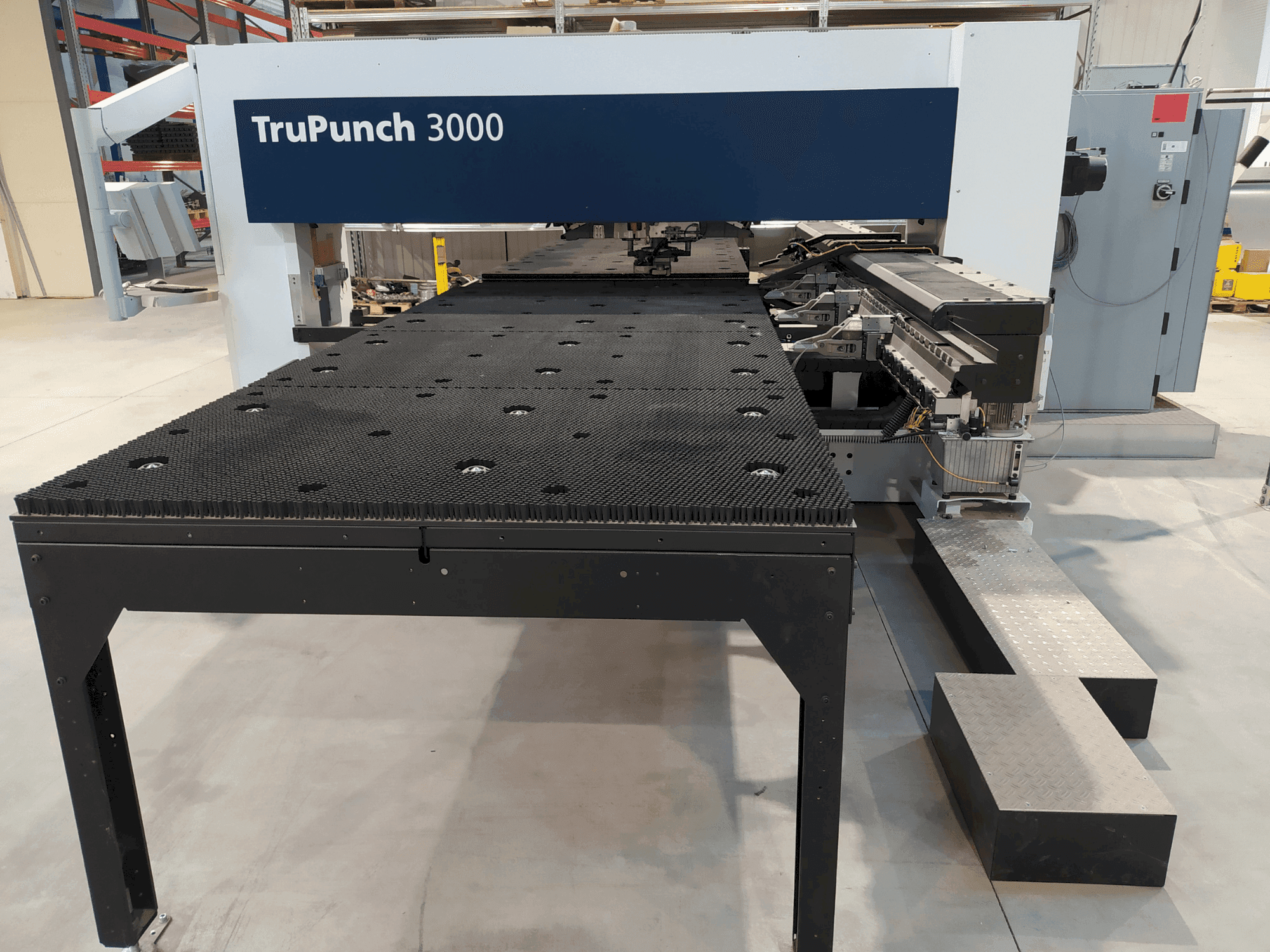 Frontansicht der TRUMPF TruPunch 3000  Maschine