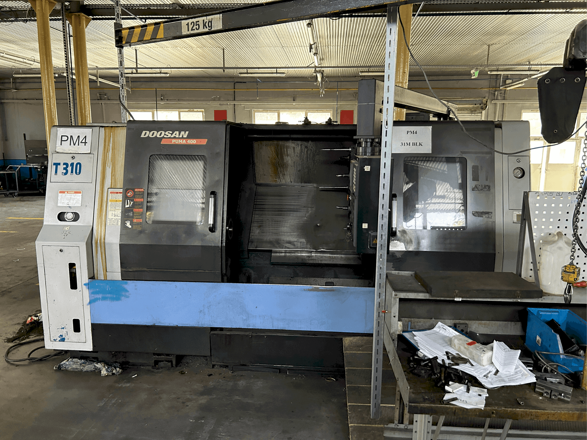 Frontansicht der DOOSAN puma 400 B  Maschine