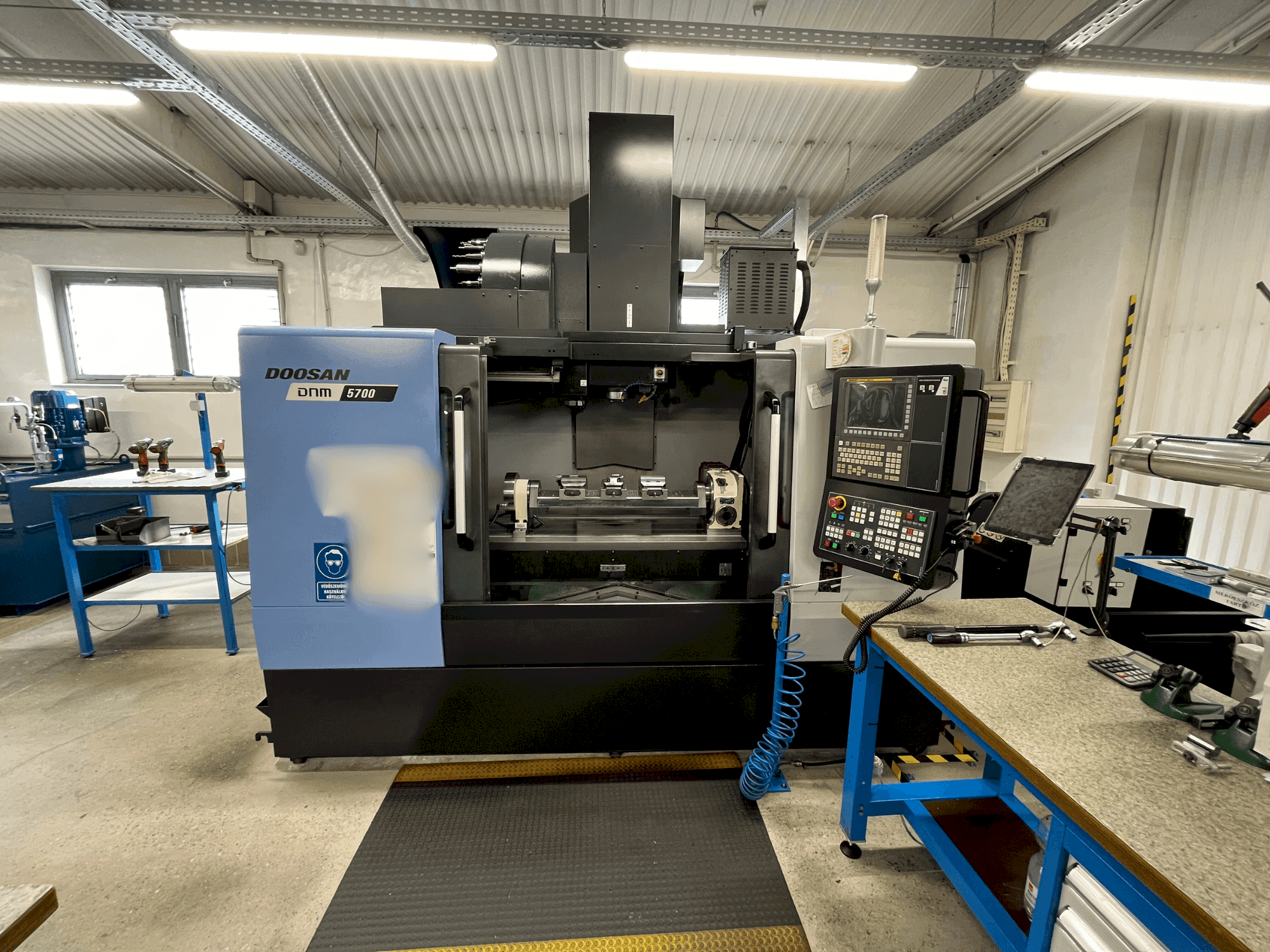 Frontansicht der DOOSAN DNM 5700  Maschine