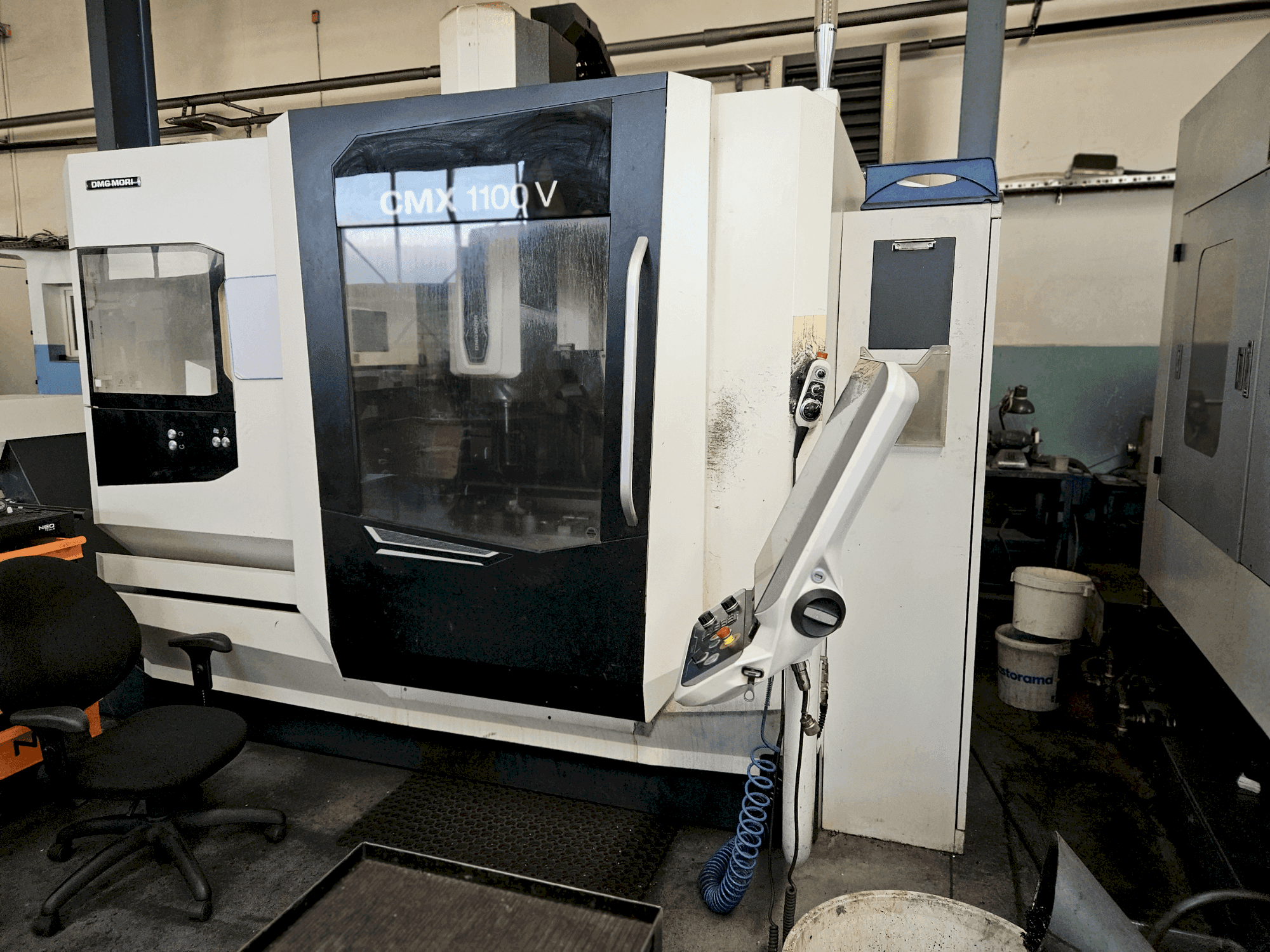 Frontansicht der DMG CMX 1100V  Maschine