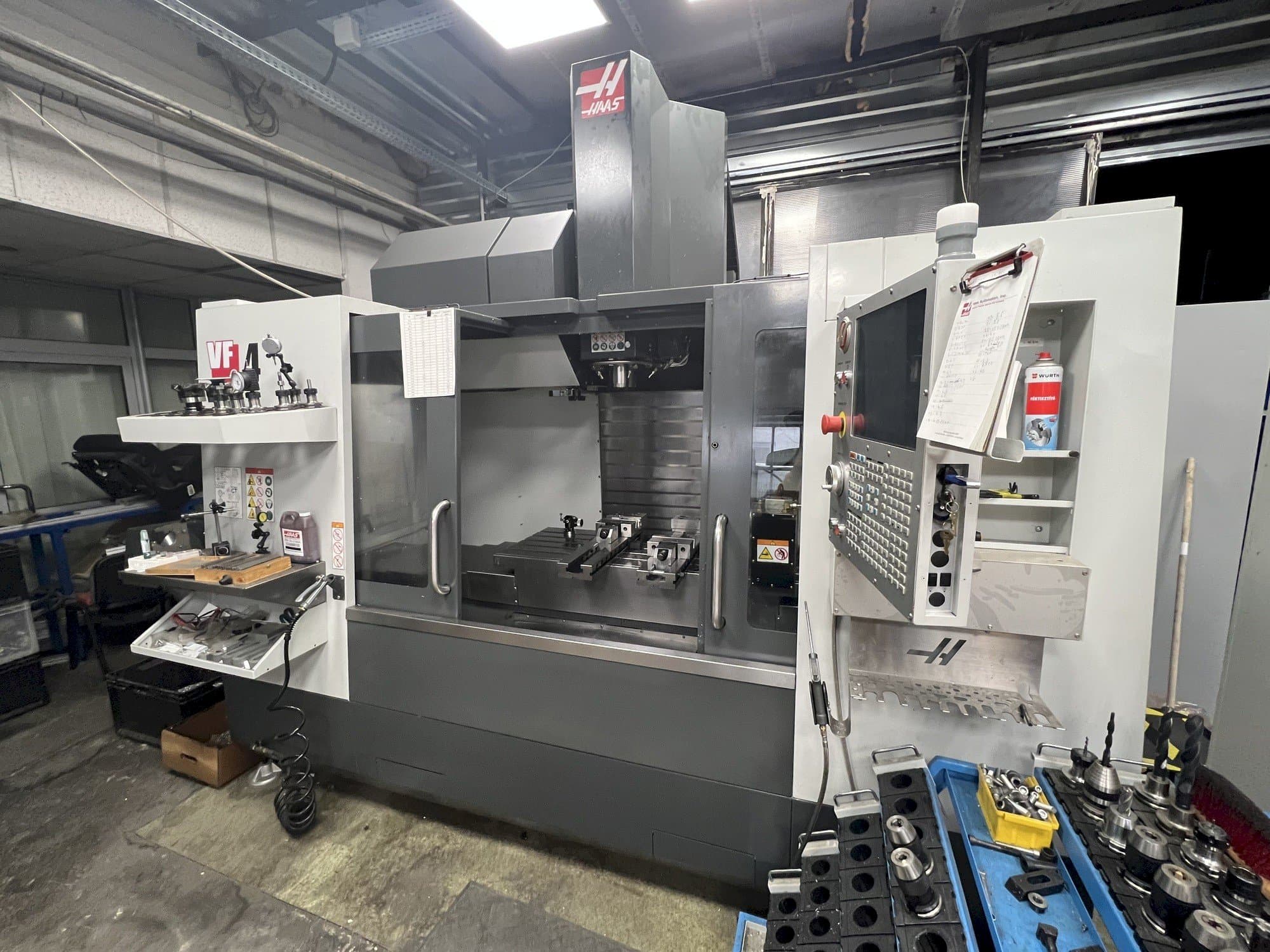 Frontansicht der HAAS VF-4  Maschine