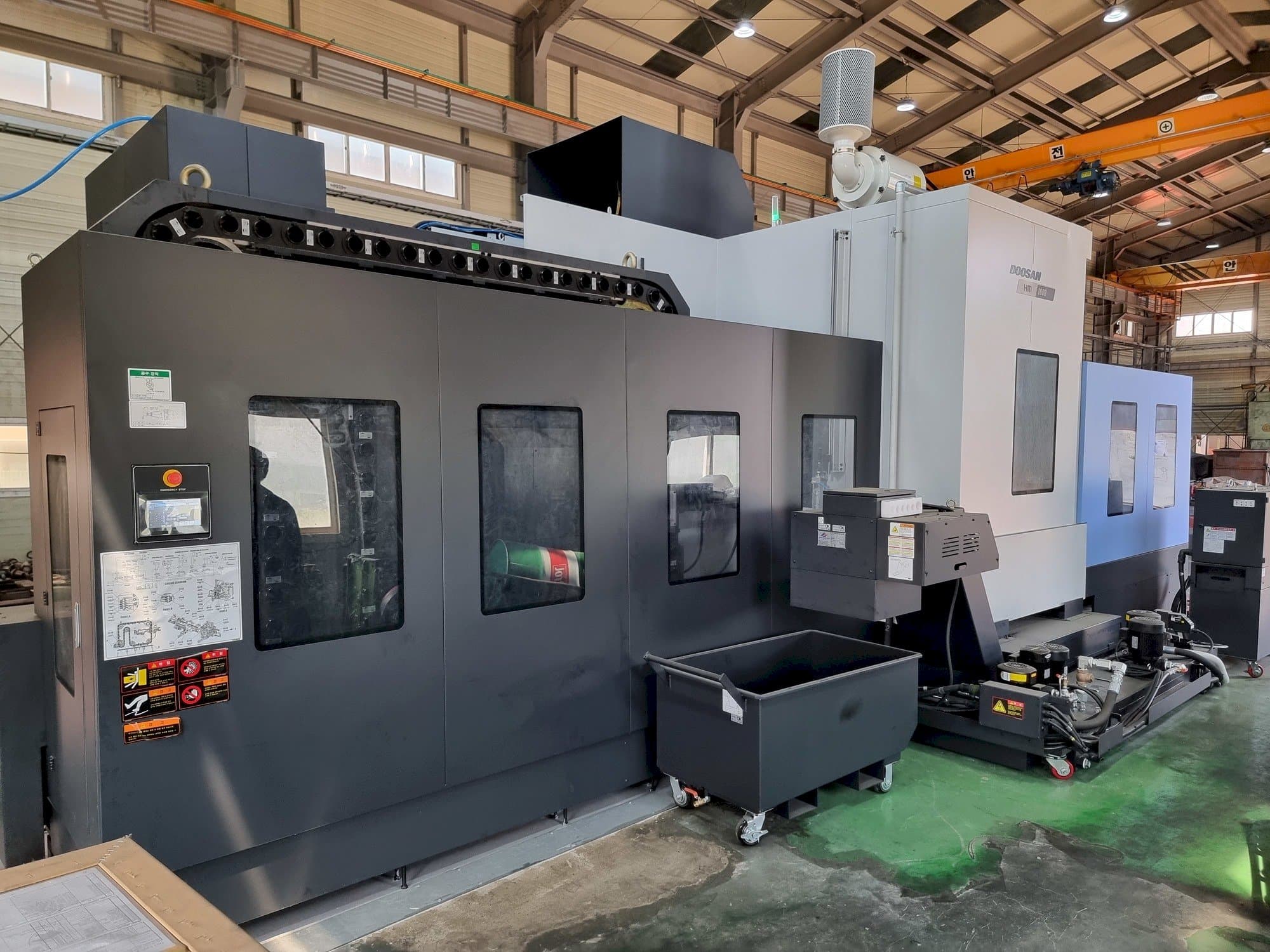 Frontansicht der Doosan HM 1000  Maschine