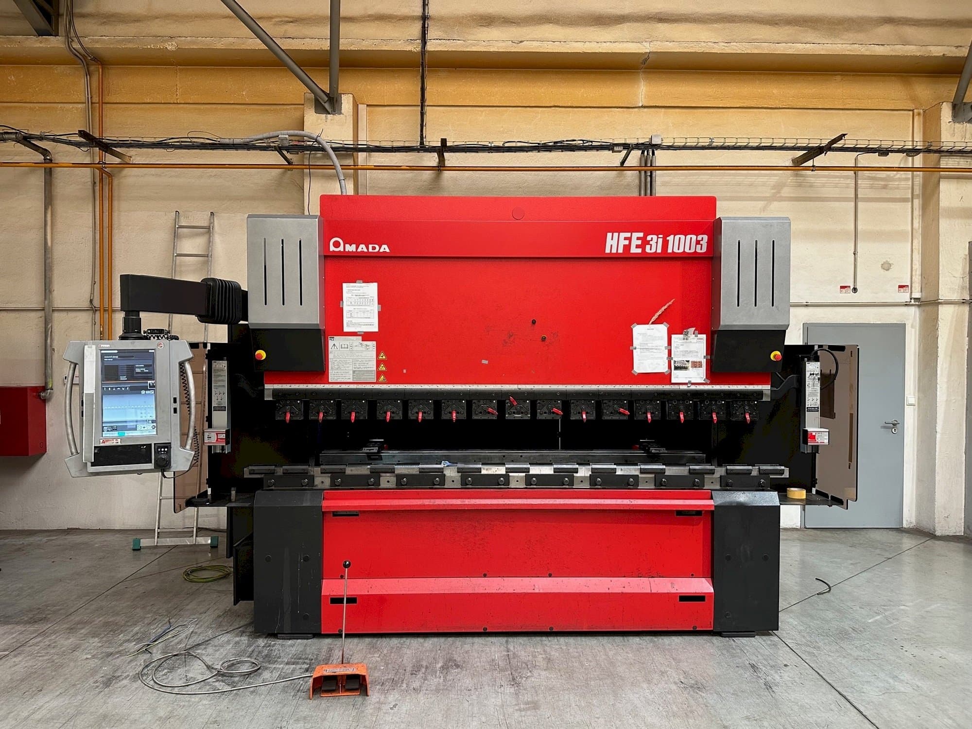 Frontansicht der AMADA HFE 3i 1003  Maschine