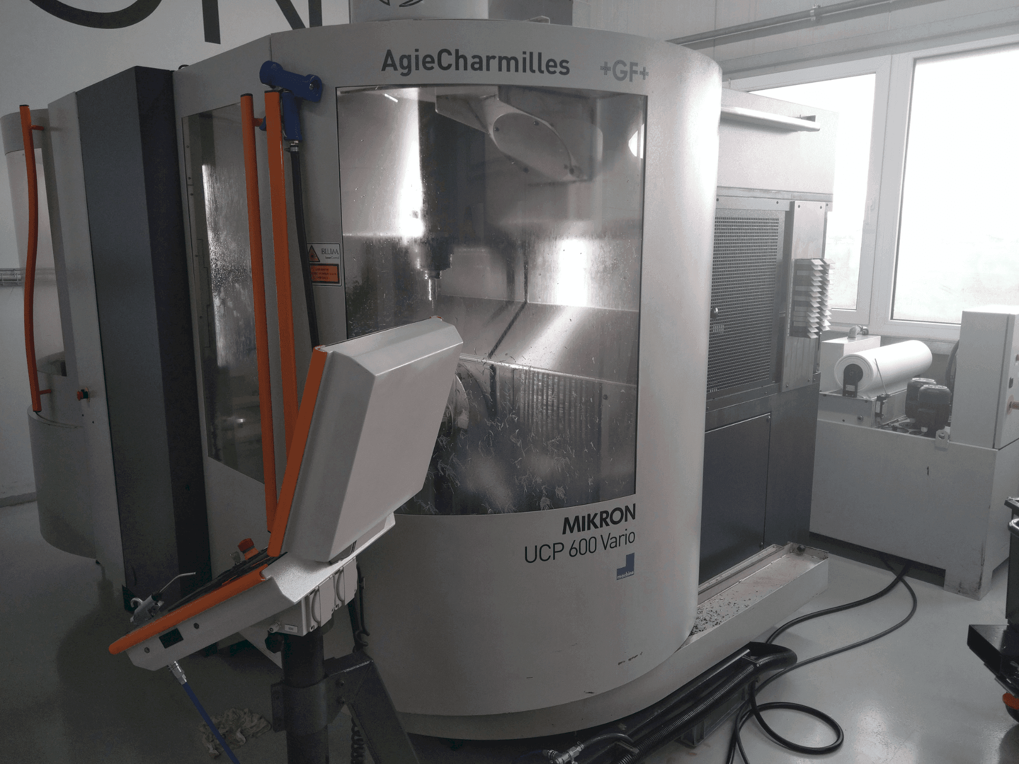 Frontansicht der MIKRON UCP 600 Vario  Maschine