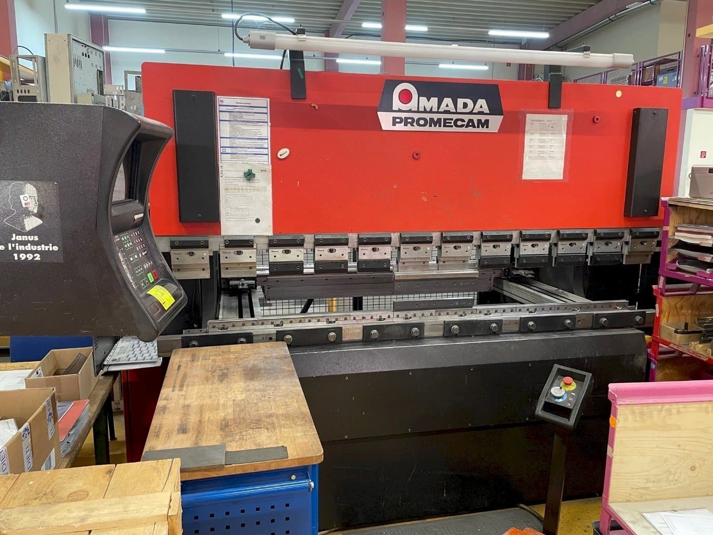 Frontansicht der AMADA APX 80-25  Maschine