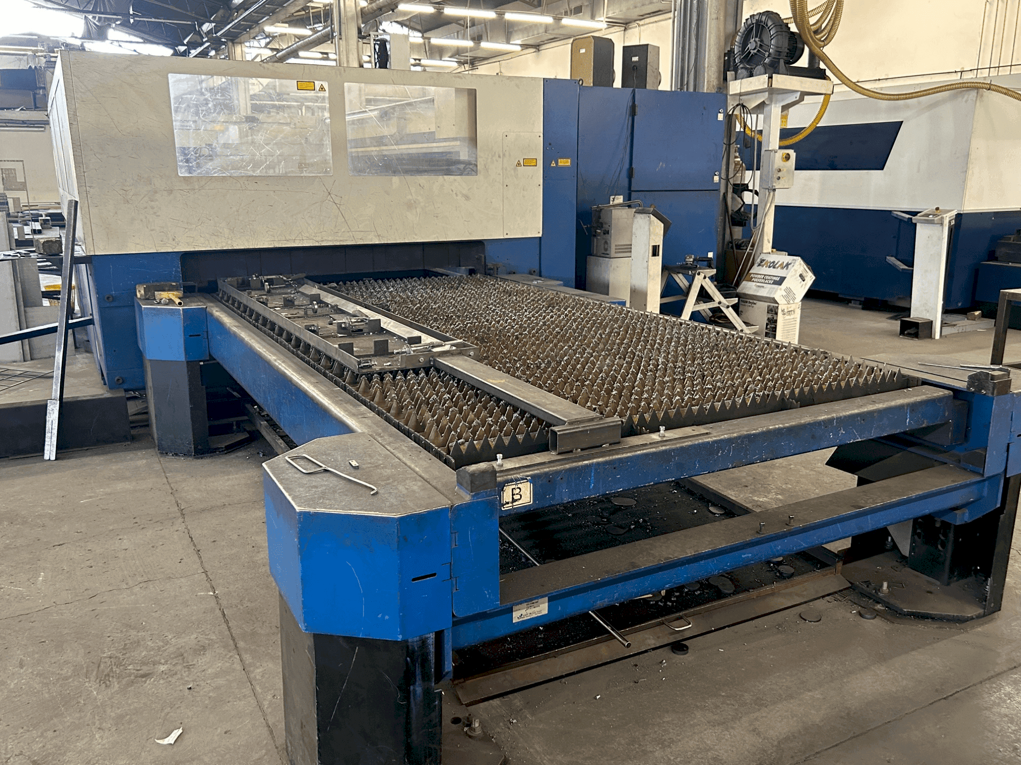 Frontansicht der TRUMPF trulaser 3030  (2007)  Maschine