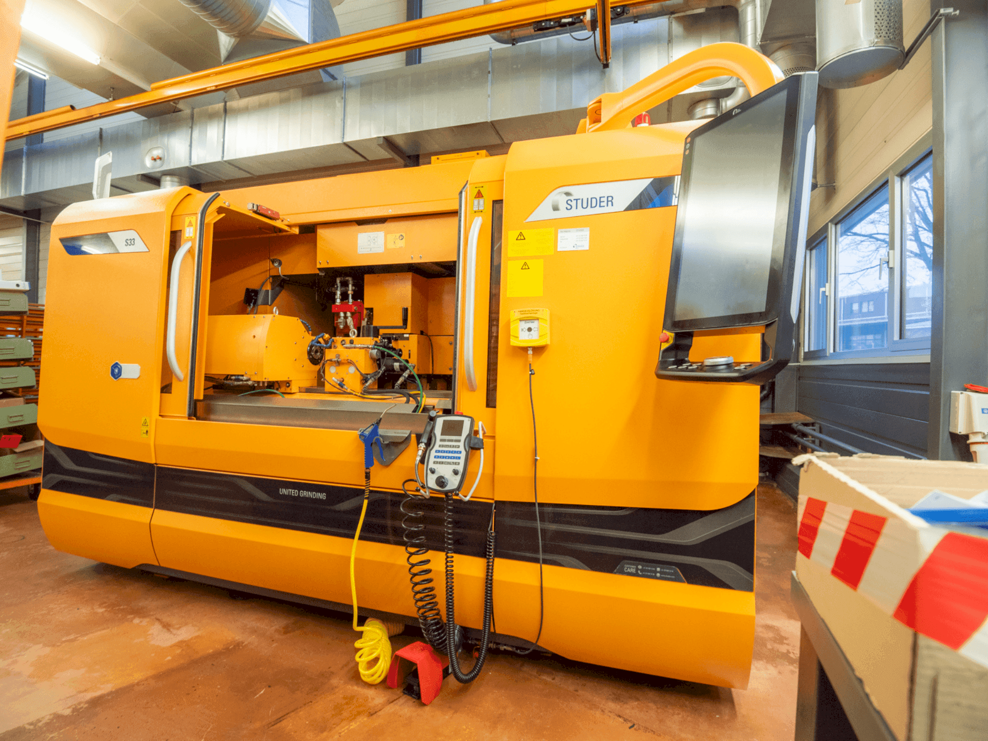 Frontansicht der STUDER  S33  Maschine
