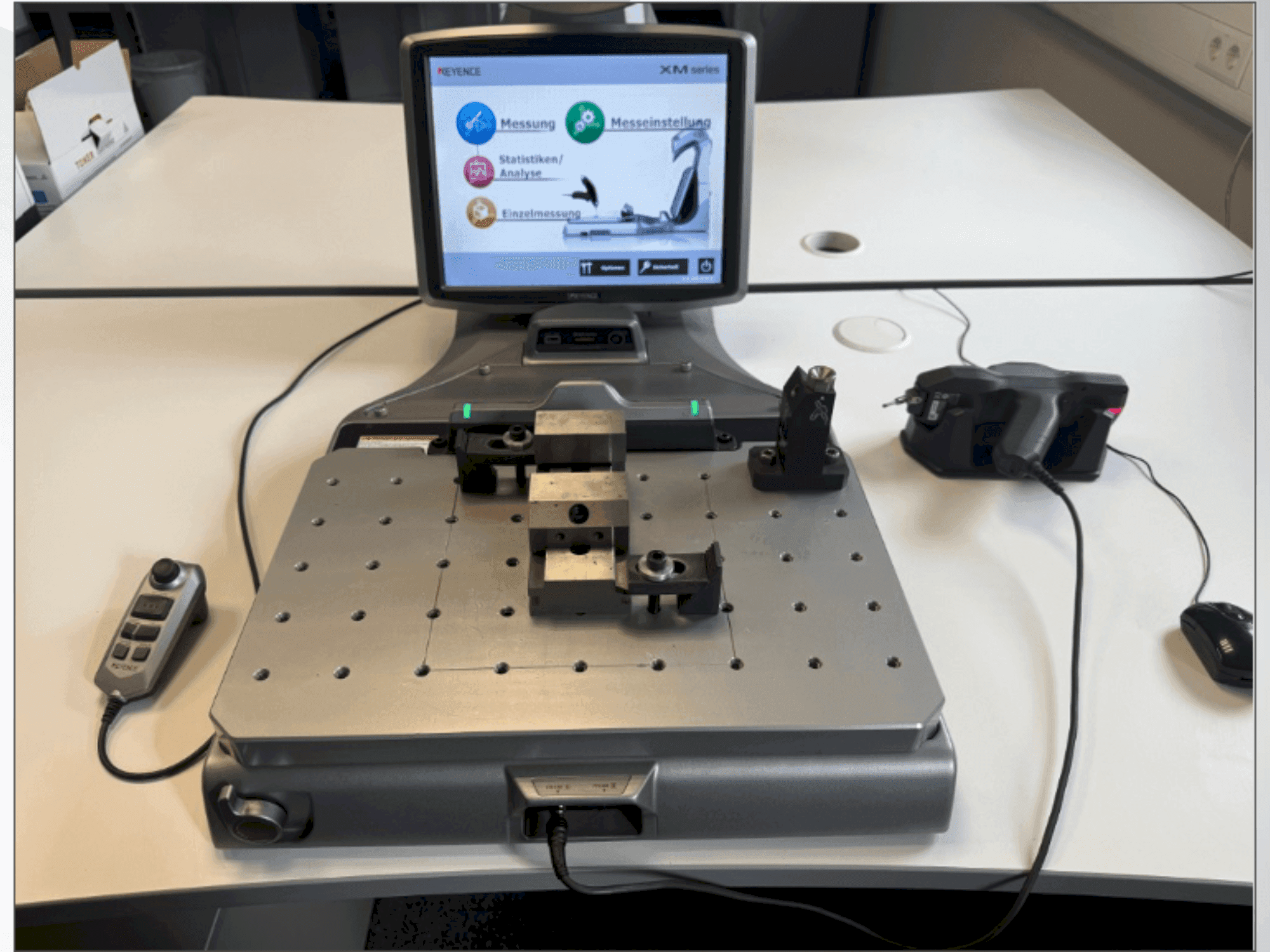 Frontansicht der KEYENCE XM-1200  Maschine