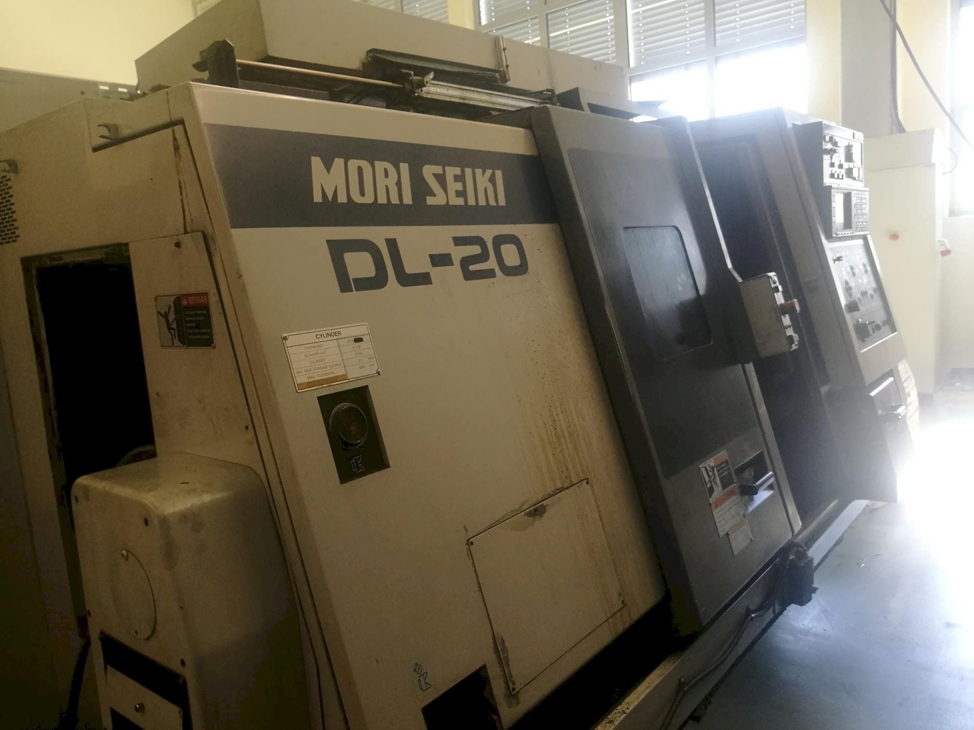 Linke Seitenansicht der MORI SEIKI DL 20 MC  Maschine