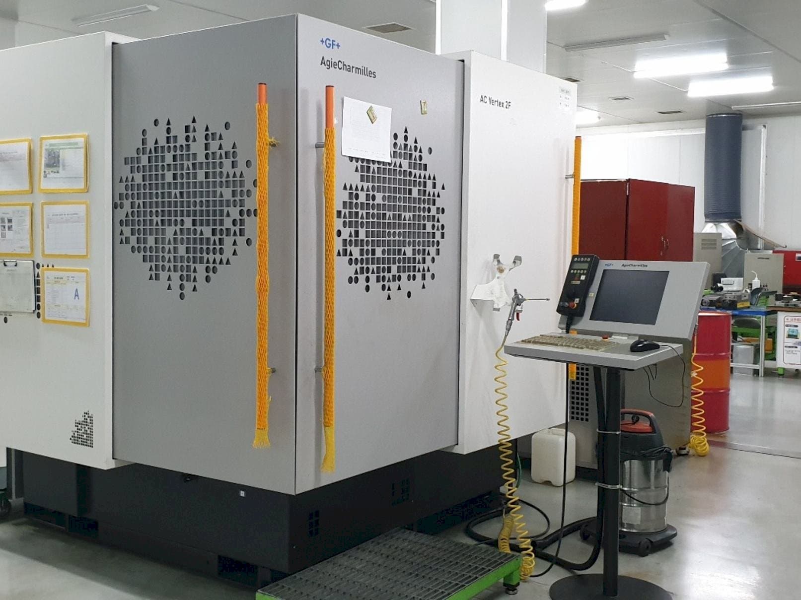 Frontansicht der AgieCharmilles AC VERTEX 2F  Maschine