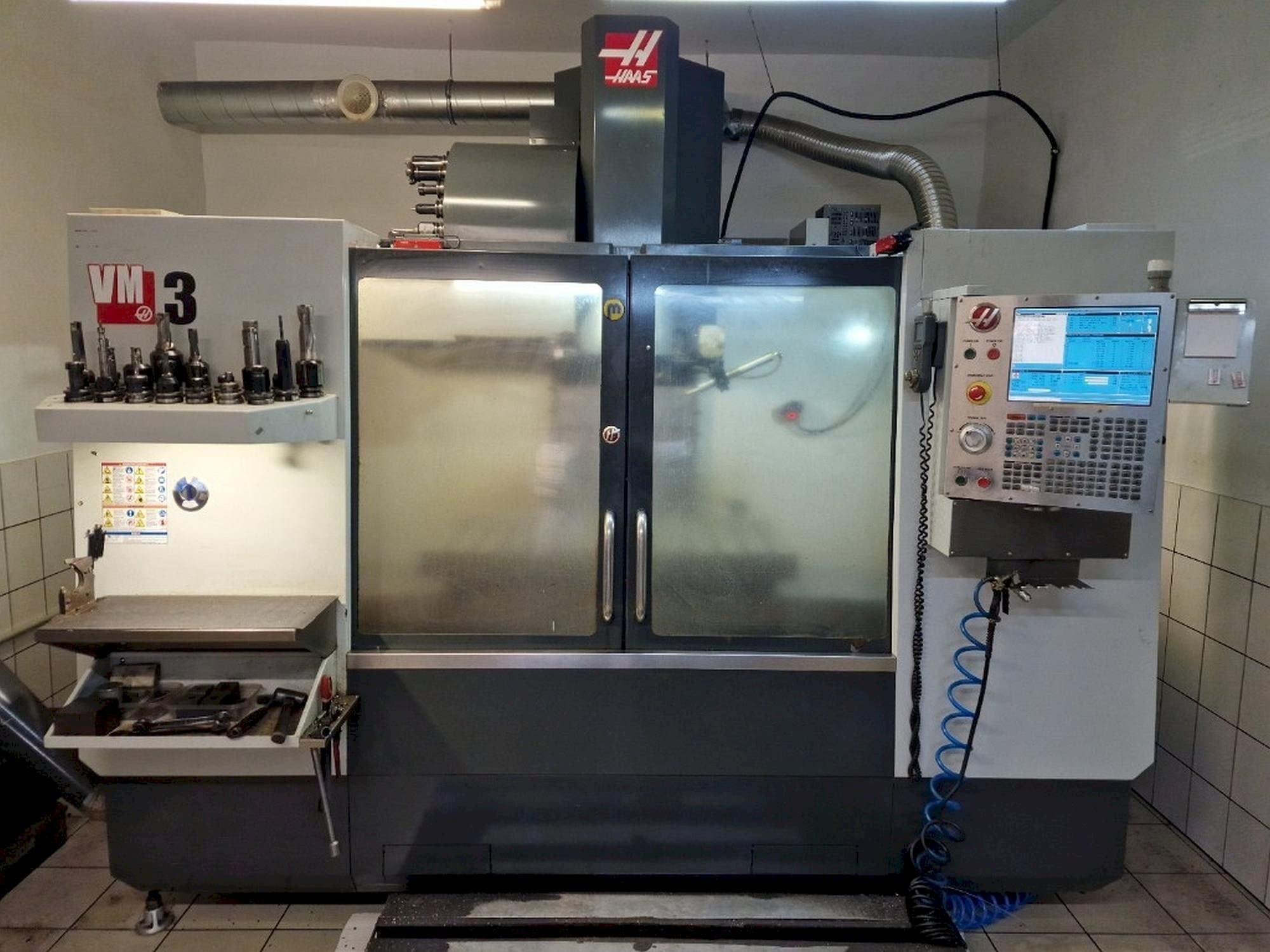 Frontansicht der HAAS VM-3  Maschine