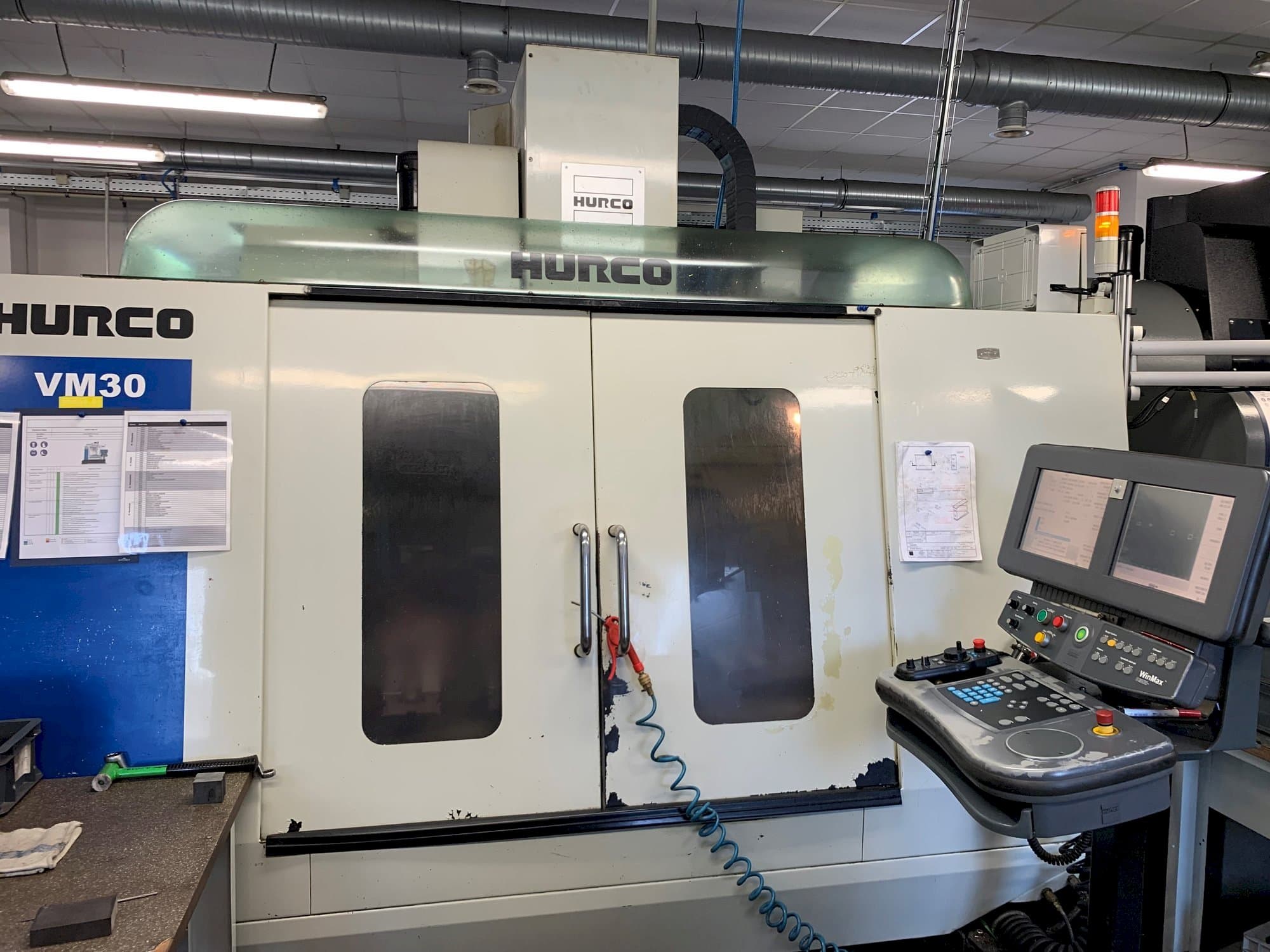 Frontansicht der Hurco VM30  Maschine