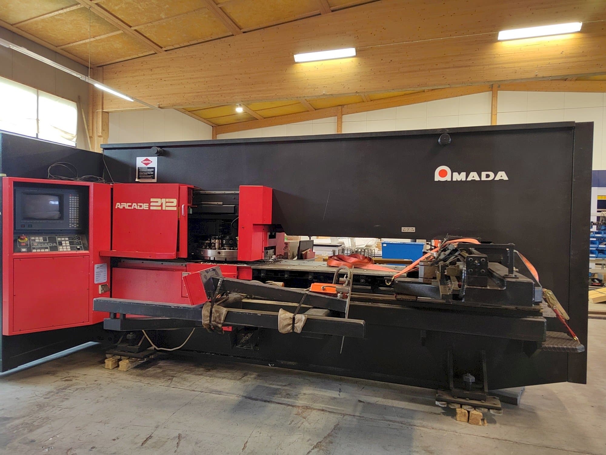 Frontansicht der AMADA Arcade 212  Maschine