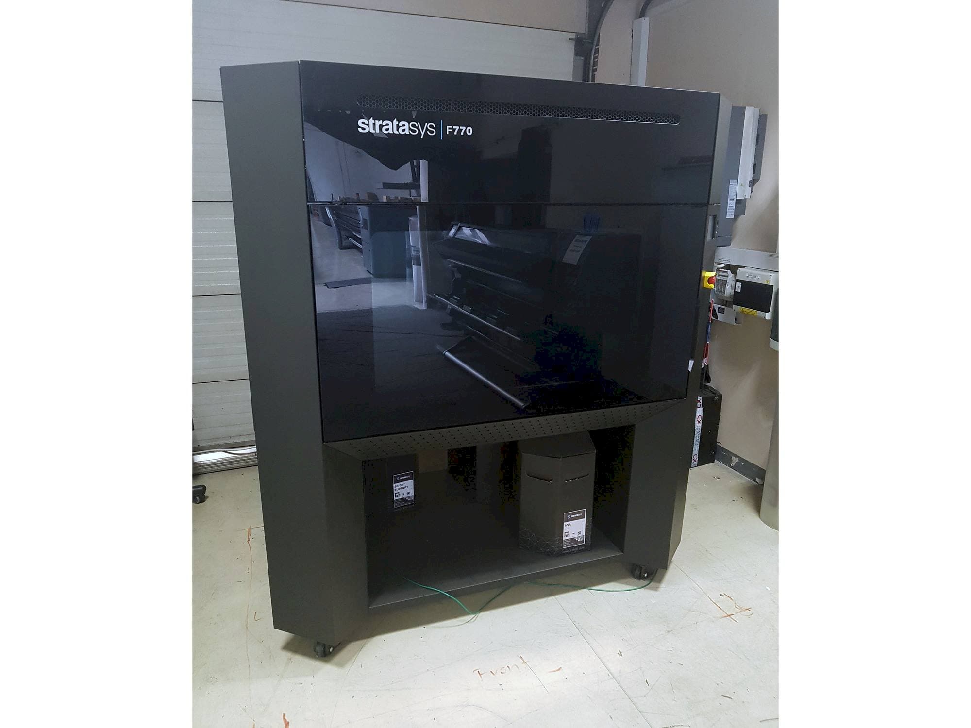 Frontansicht der Stratasys F770 Maschine