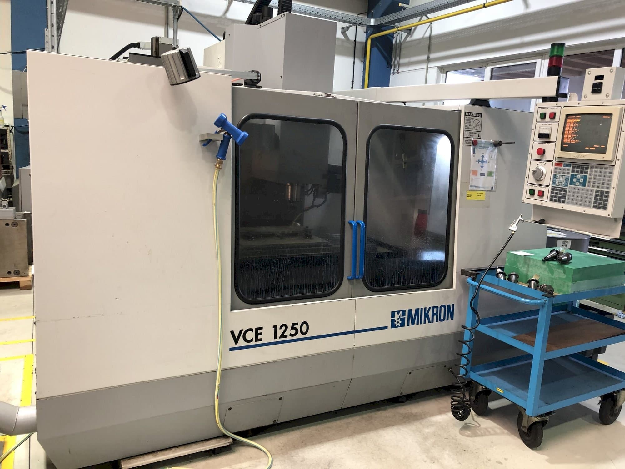 Frontansicht der MIKRON VCE 1250  Maschine