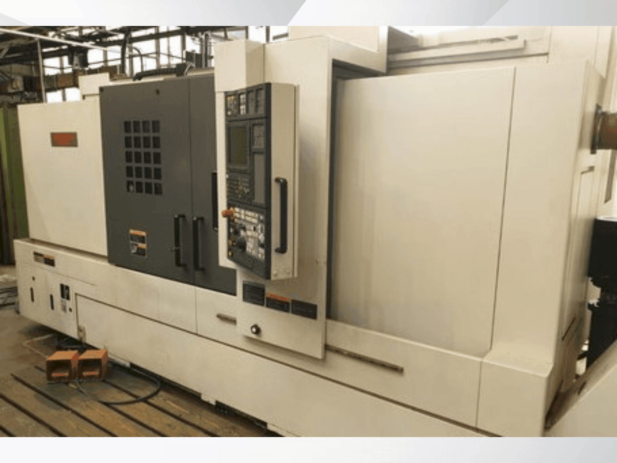 Frontansicht der MORI SEIKI NL2500MC  Maschine