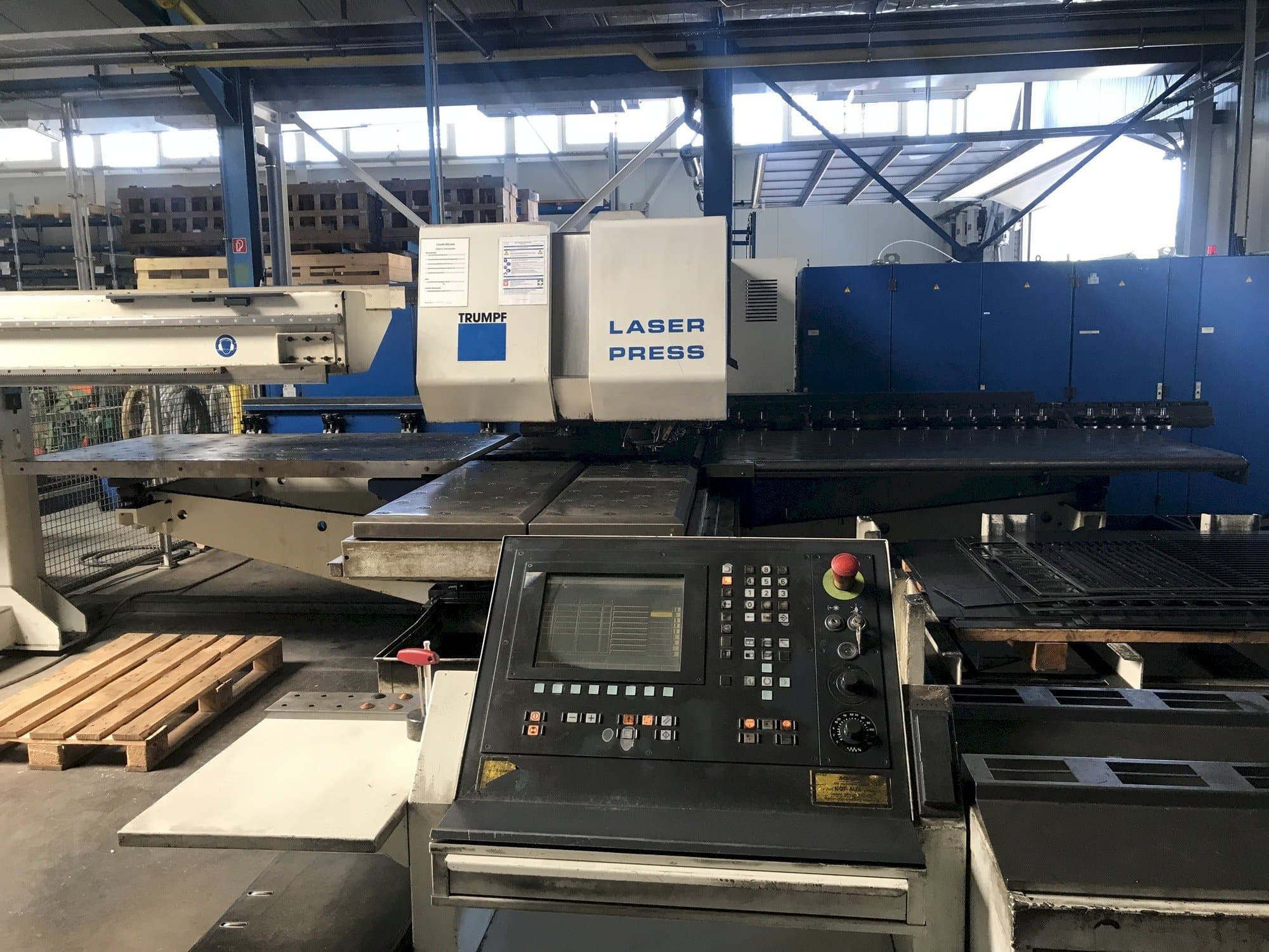 Frontansicht der Trumpf Trumatic 600L  Maschine