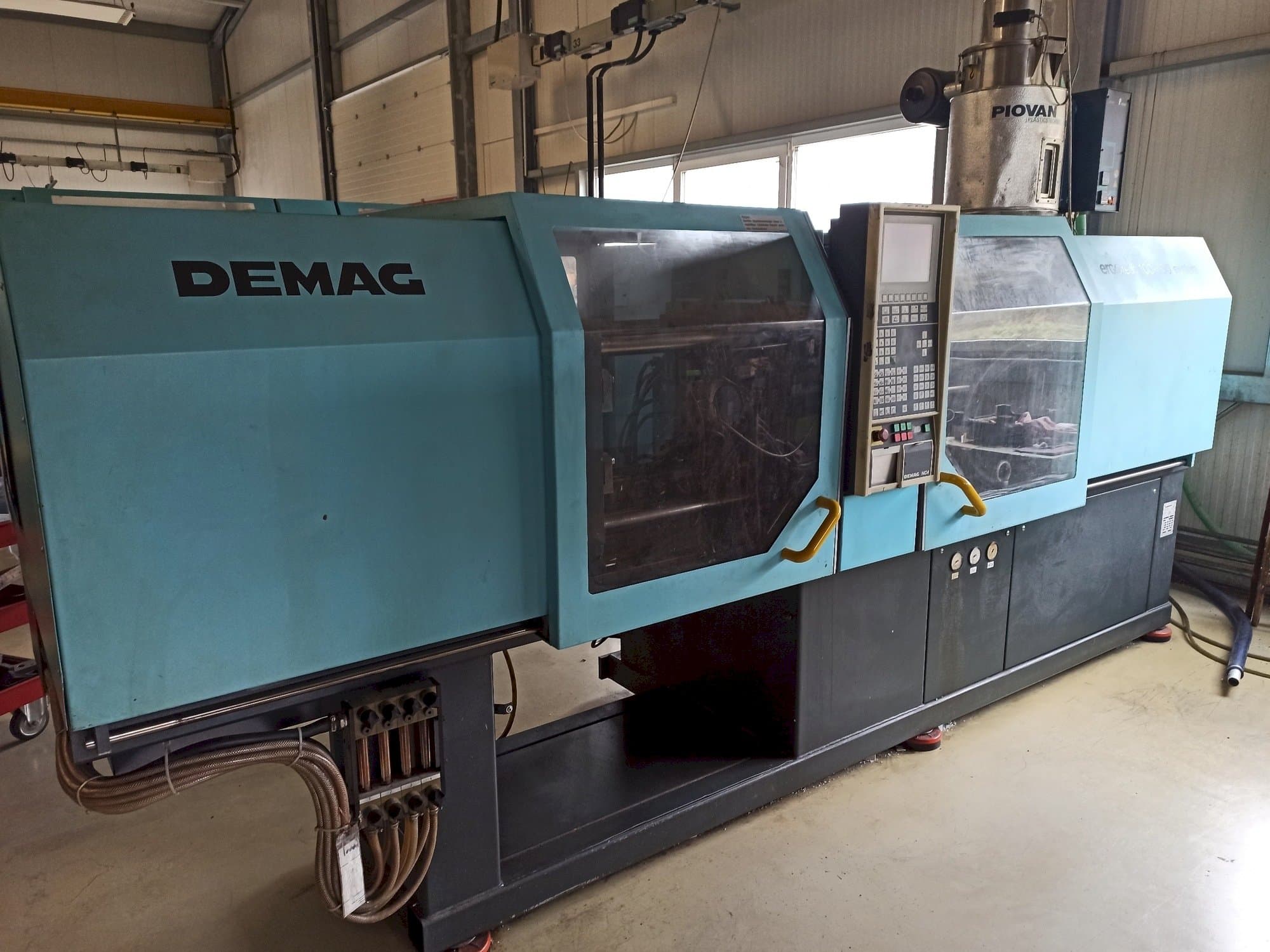 Linke Seitenansicht der DEMAG Ergotech 150-610 Compact  Maschine