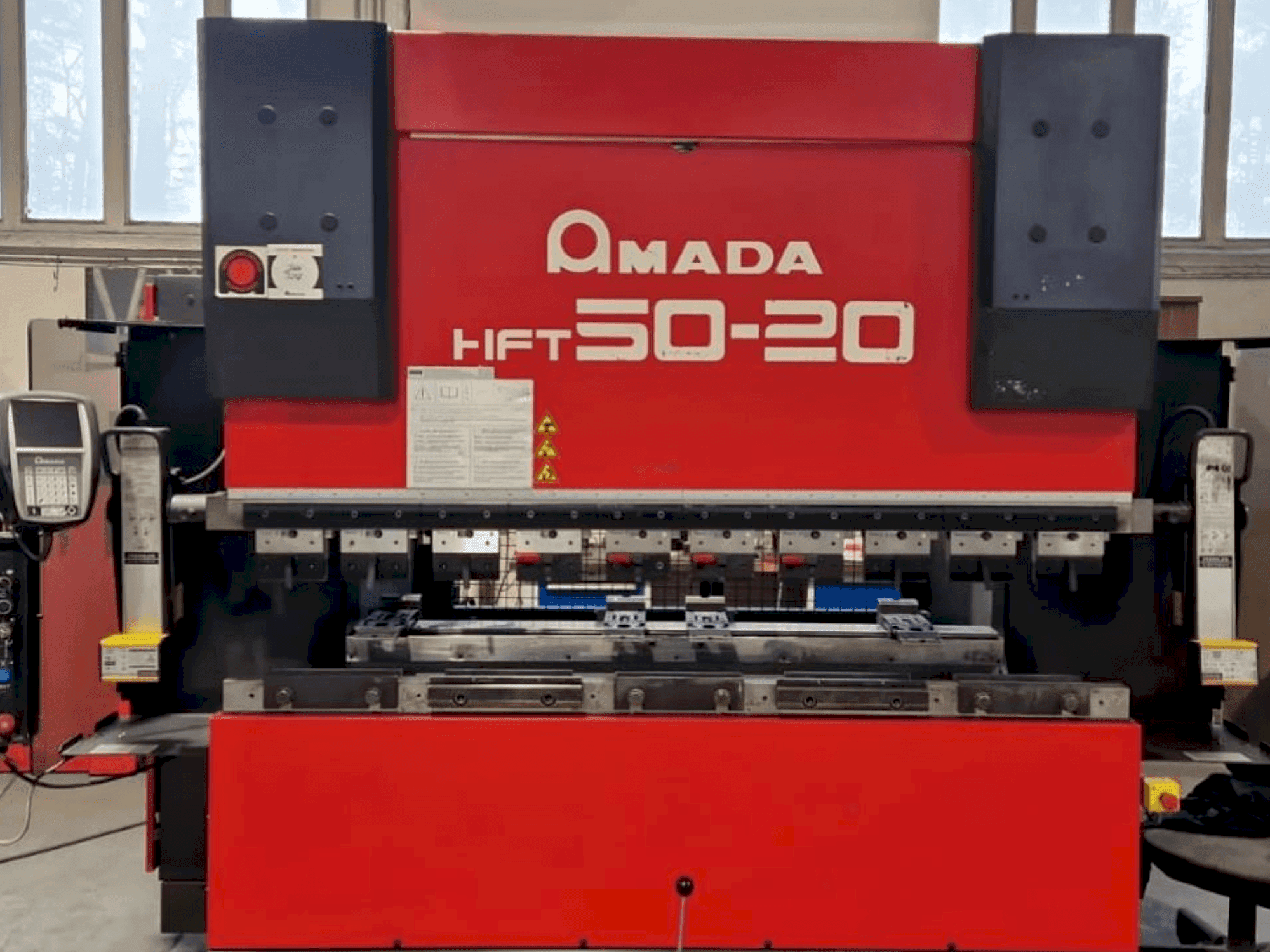 Frontansicht der AMADA HFT 50-20  Maschine