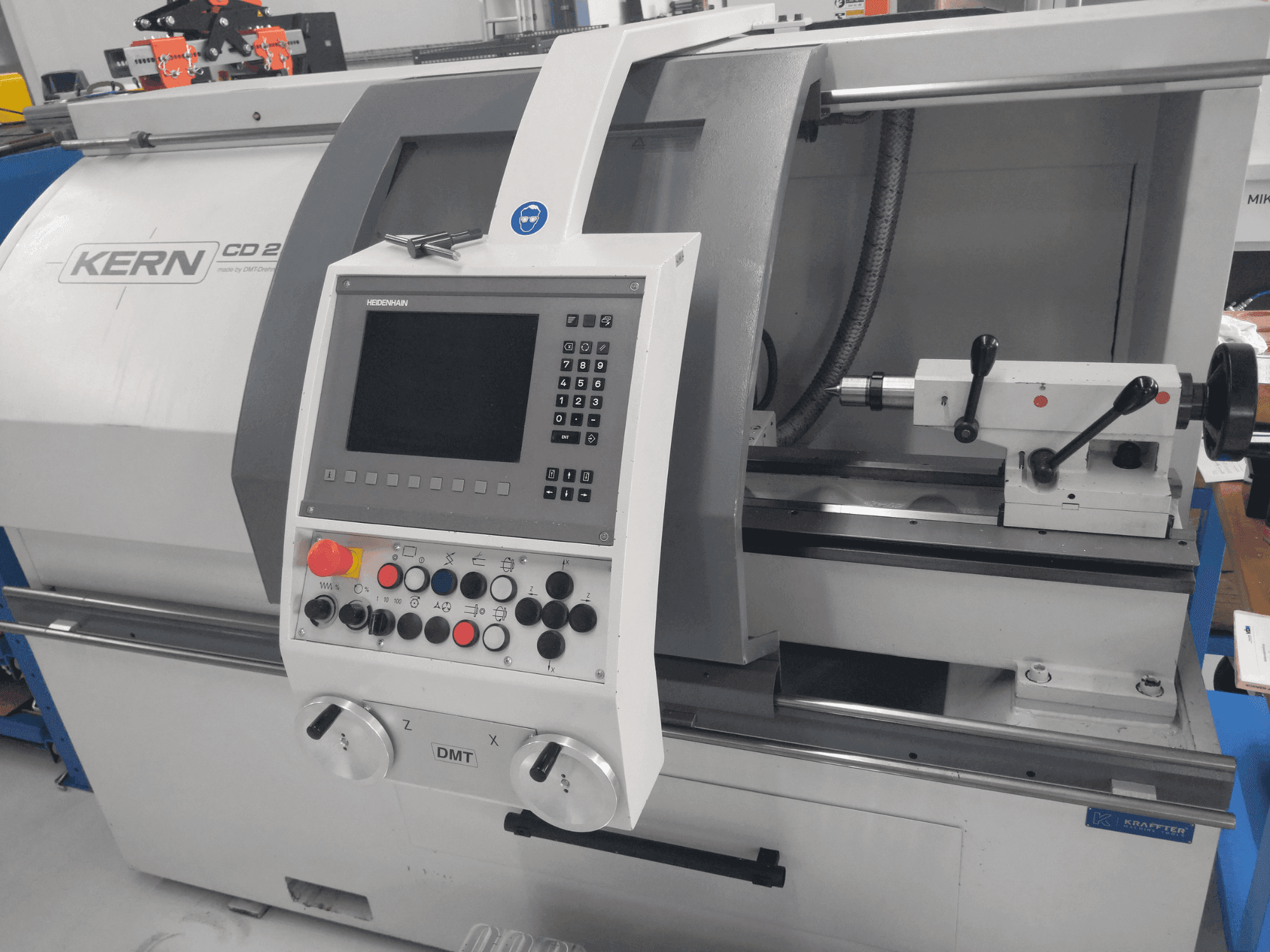 Frontansicht der DMT KERN CD 282  Maschine