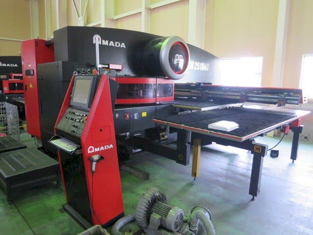 Frontansicht der AMADA EM 2510NT Maschine
