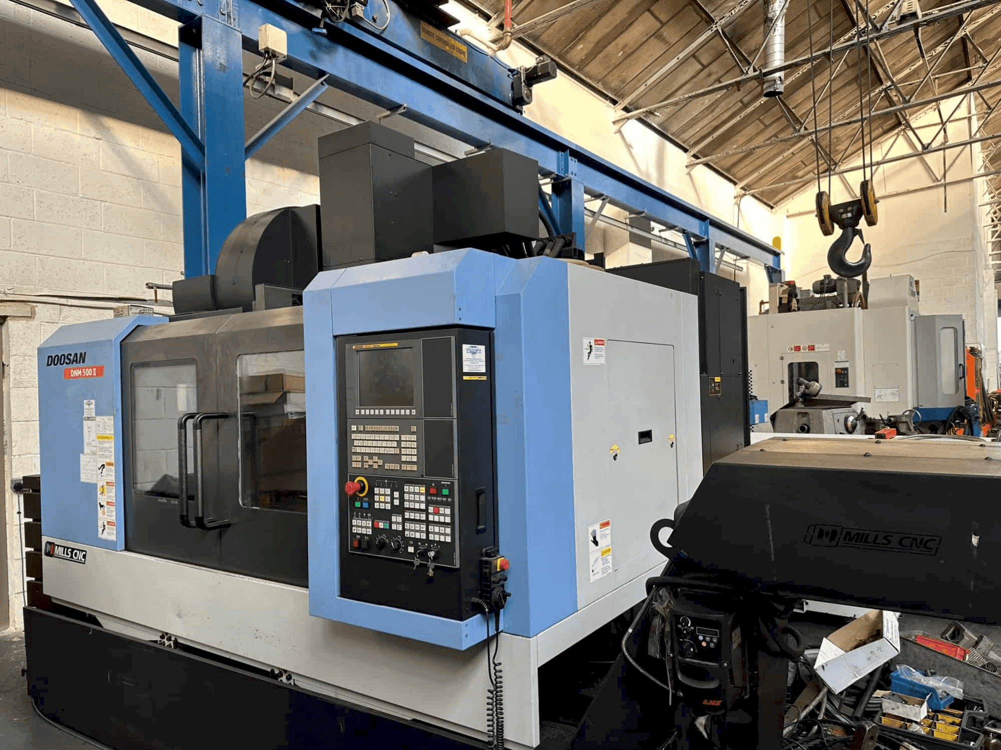 Frontansicht der DOOSAN DNM 500 II  Maschine