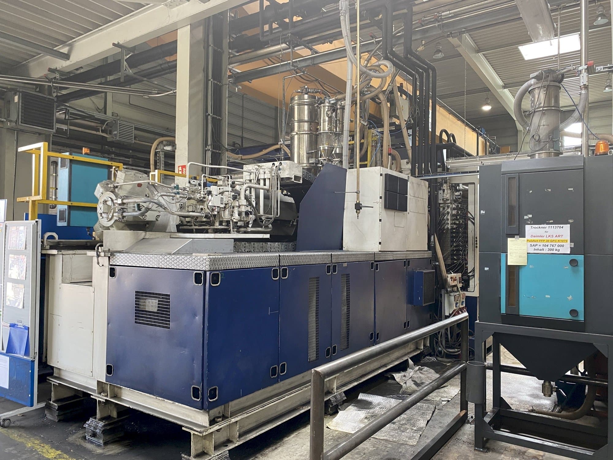 Frontansicht der Krauss Maffei 1600-8000 MC  Maschine