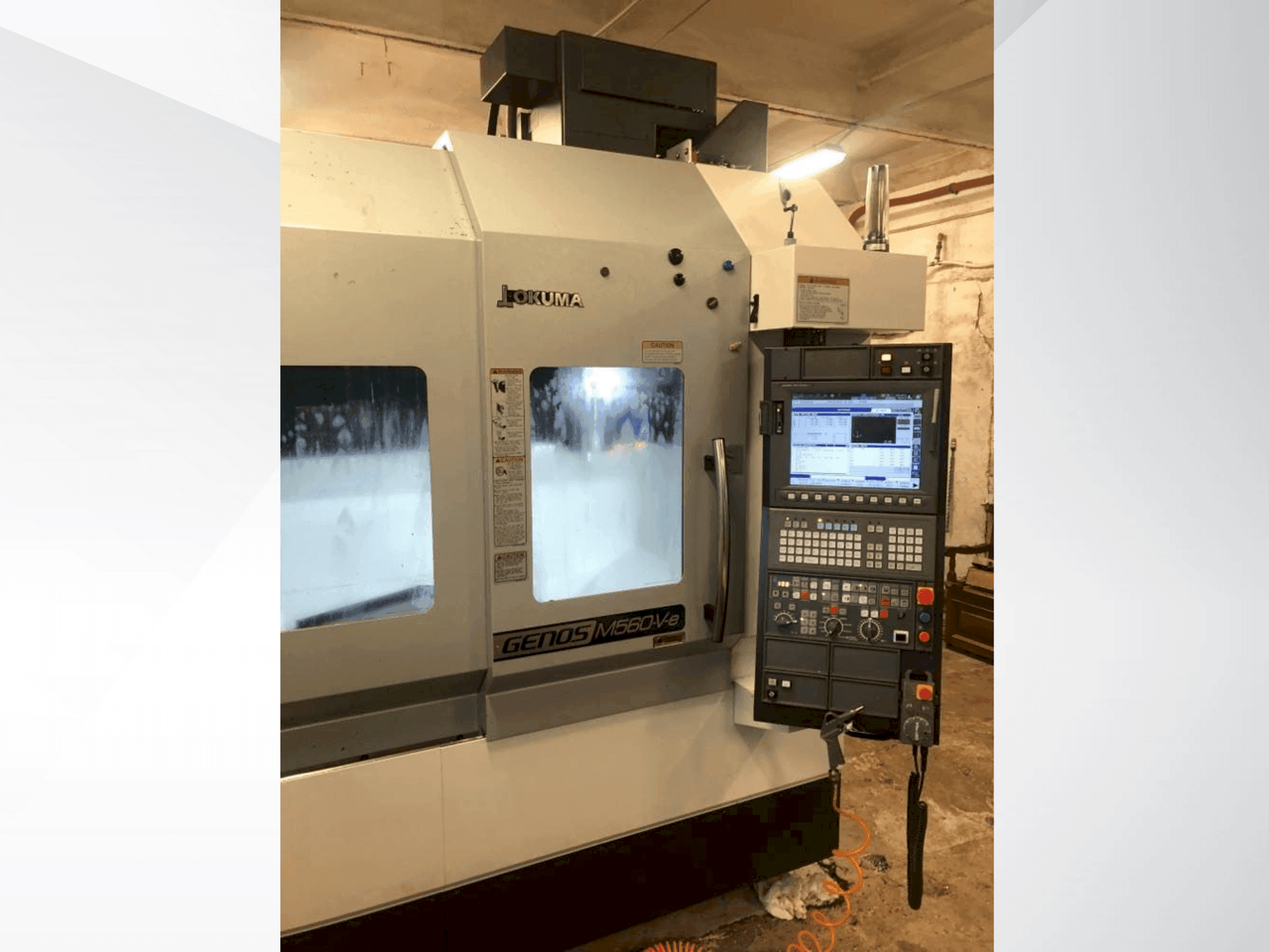 Frontansicht der Okuma GENOS M560-V-e  Maschine