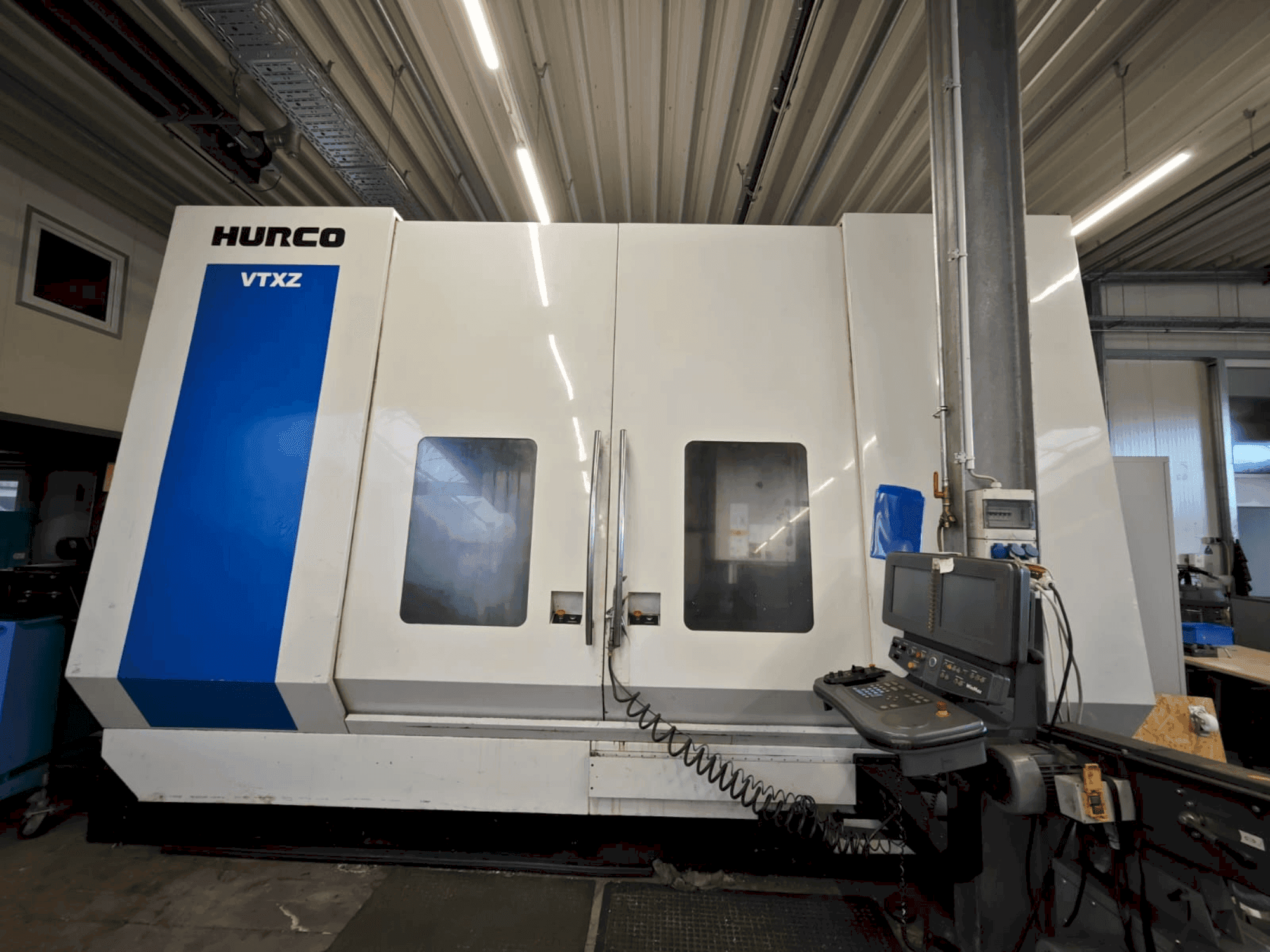 Frontansicht der Hurco VTXZ  Maschine