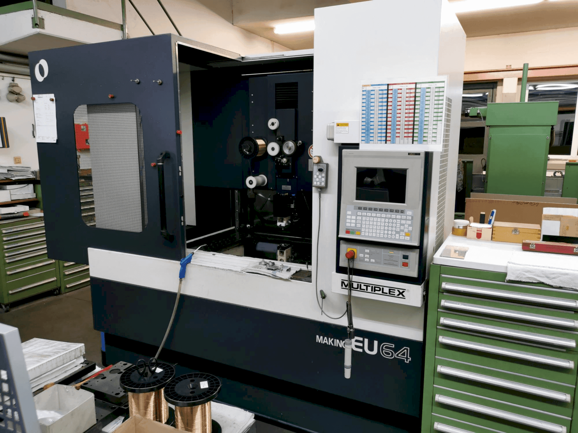 Frontansicht der Makino EU64  Maschine