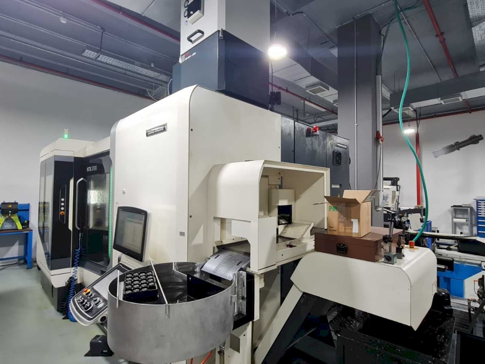 Rechte Seitenansicht der DMG MORI NTX2000/1500SZ  Maschine