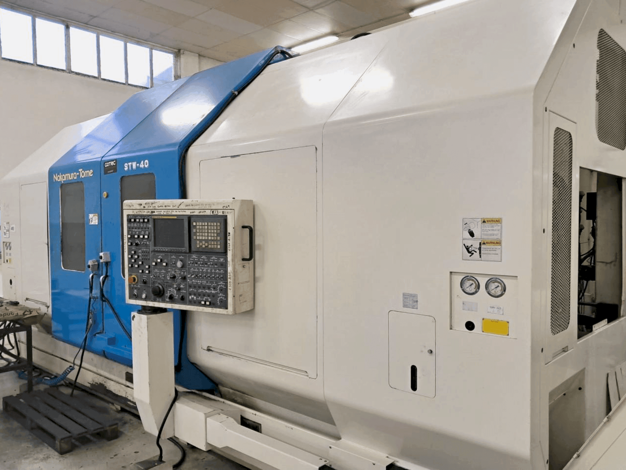 Frontansicht der NAKAMURA-TOME STW-40  Maschine