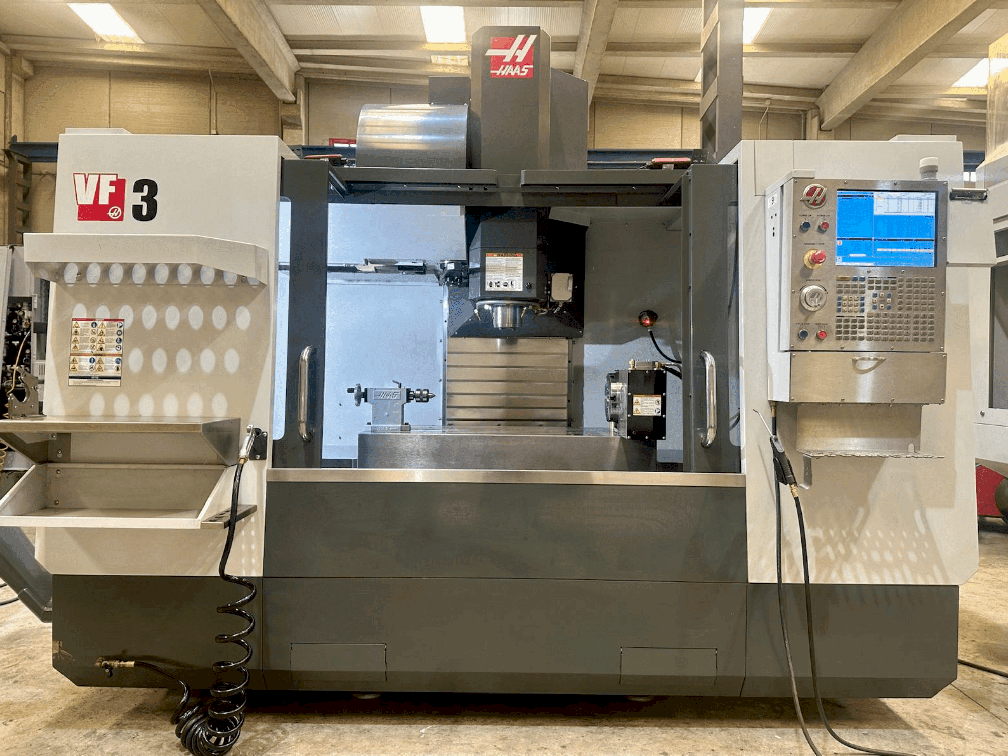 Frontansicht der HAAS VF-3  Maschine